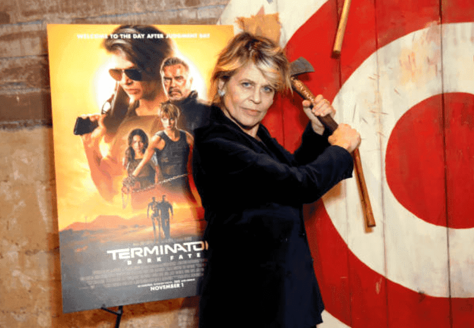 Linda Hamilton participa en un evento de lanzamiento de hachas antes de la proyección de "Terminator: Dark Fate", el 29 de octubre de 2019, en Hollywood, California | Foto: Rachel Murray / Getty Images para Paramount Pictures