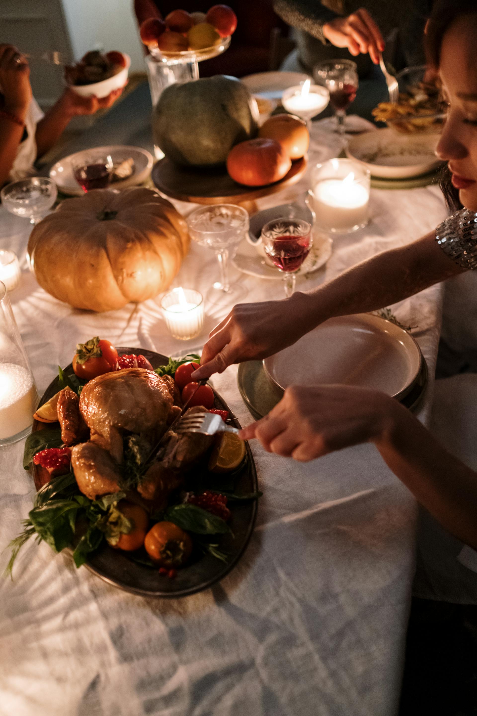 Primer plano de una cena familiar | Fuente: Pexels