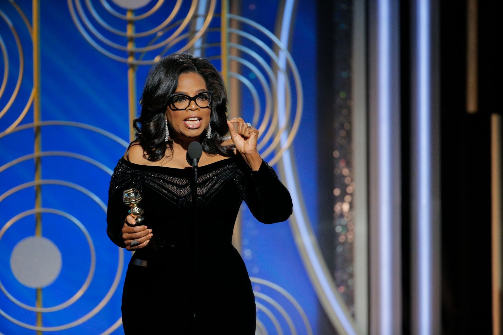 Oprah Winfrey acepta el Premio Cecil B. DeMille 2018 durante la 75ª edición de los Premios Golden Globes en el Hotel Beverly Hilton el 7 de enero de 2018, en Beverly Hills, California. | Fuente: Getty Images