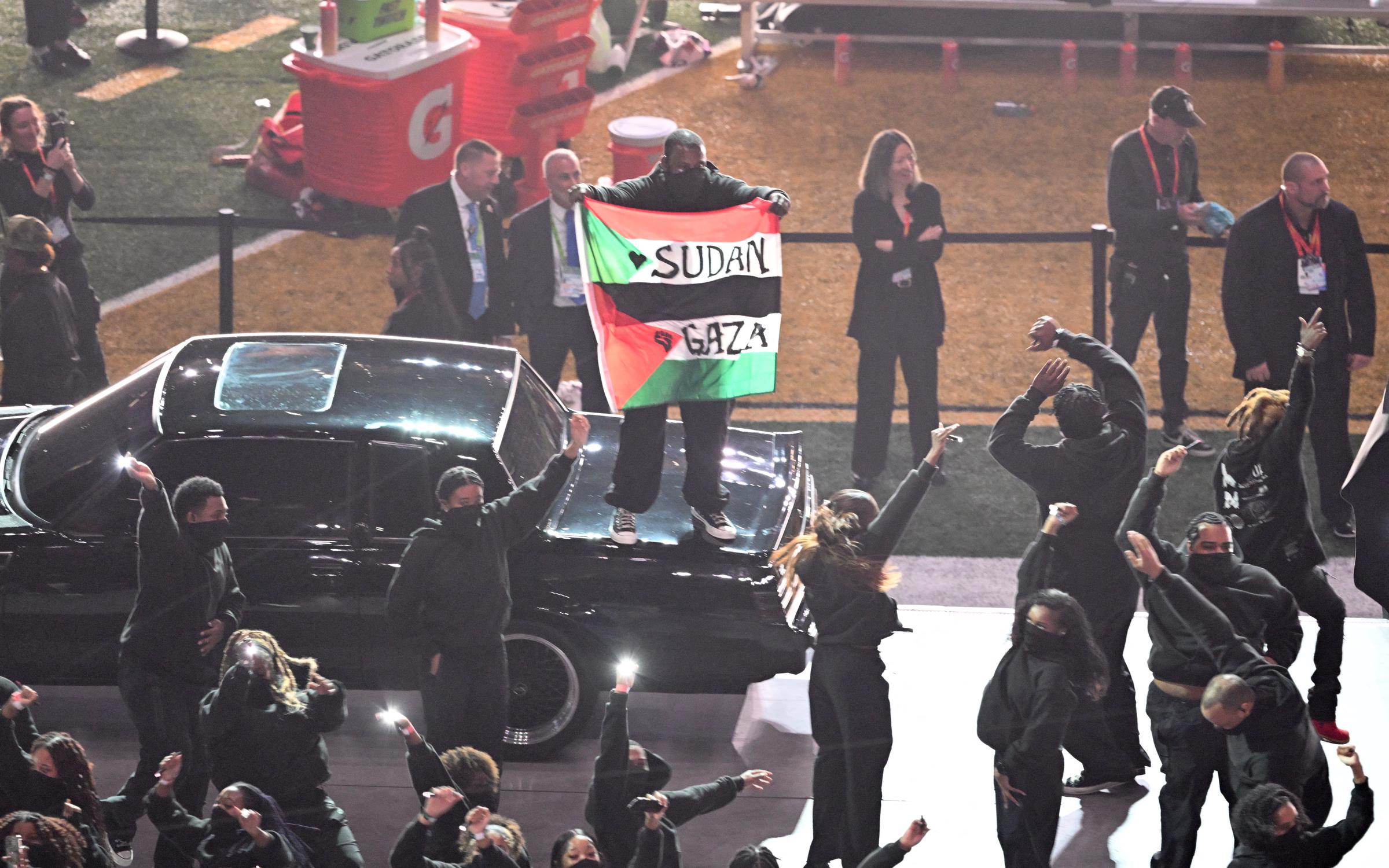 Un manifestante sostiene una bandera palestina con las palabras