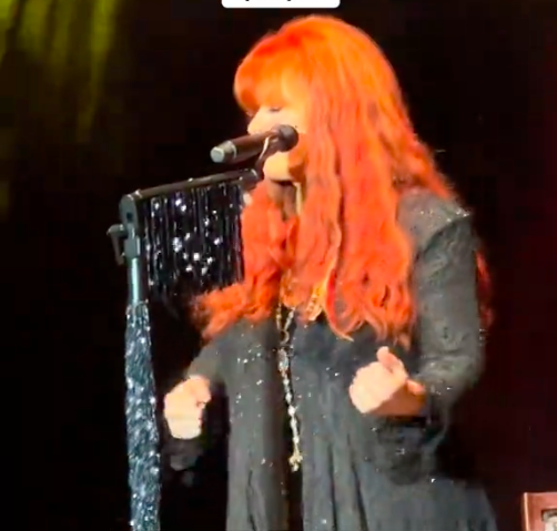 Wynonna Judd actuando en el Back Road Music Festival, publicado el 12 de agosto de 2024 | Fuente: TikTok/tanaaa142