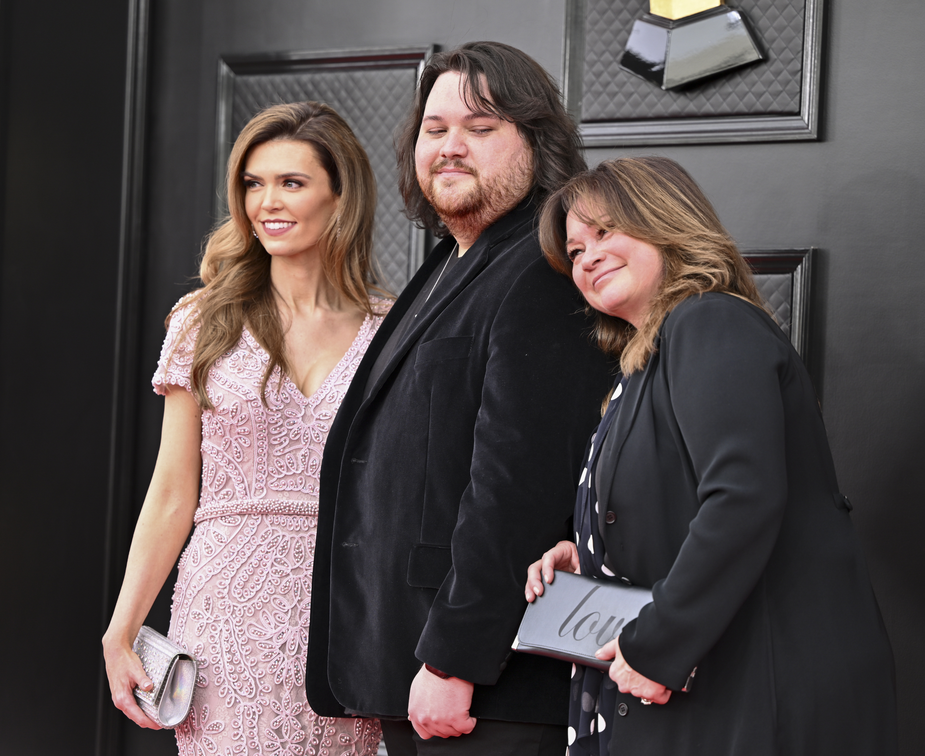 Andraia Allsop, Wolfgang Van Halen y Valerie Bertinelli en la 64 edición de los Premios Grammy en Las Vegas, Nevada, el 3 de abril de 2022 | Fuente: Getty Images
