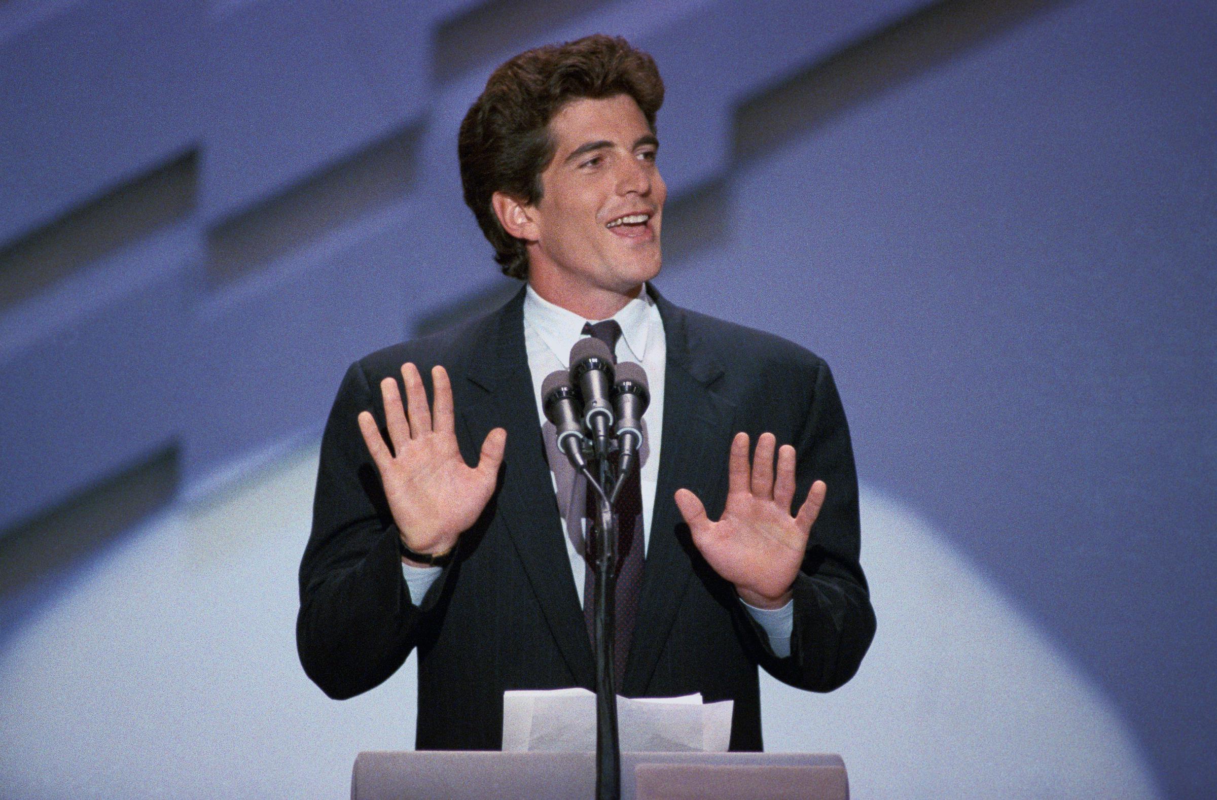 John F. Kennedy Jr. dirigiéndose a la Convención Nacional Demócrata en Washington, D.C. el 9 de julio de 1988. | Fuente: Getty Images
