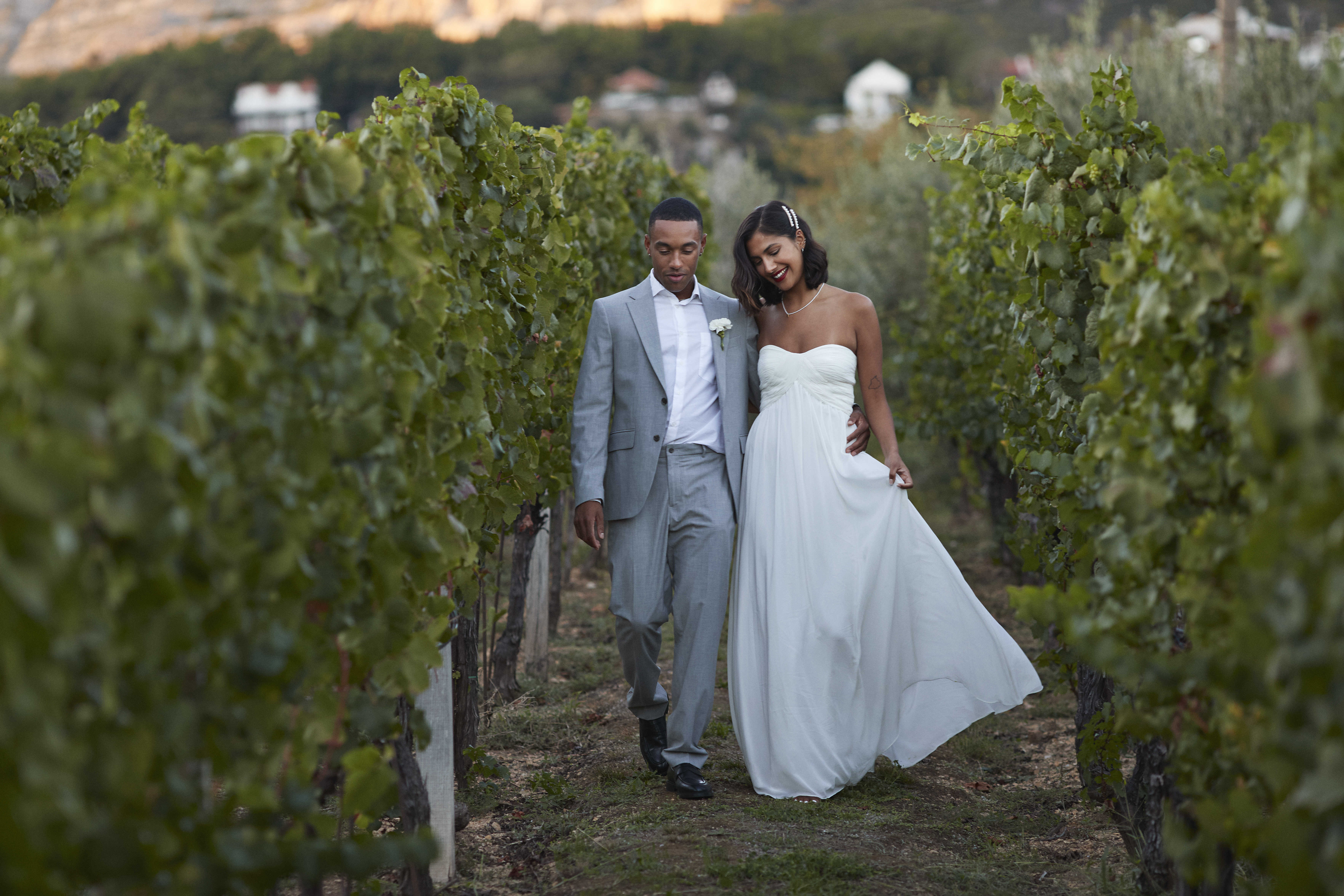Una pareja de recién casados en un campo | Foto: Getty Images