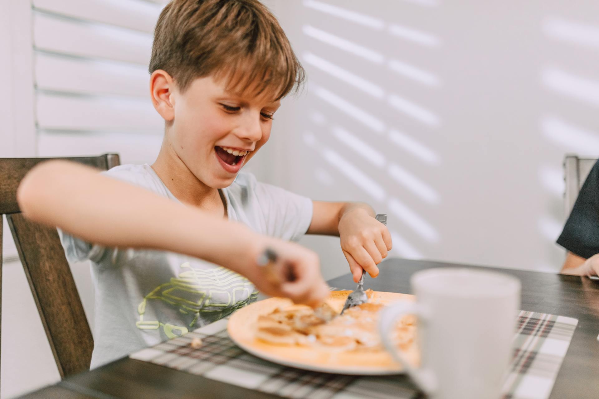 Un niño comiendo | Fuente: Pexels