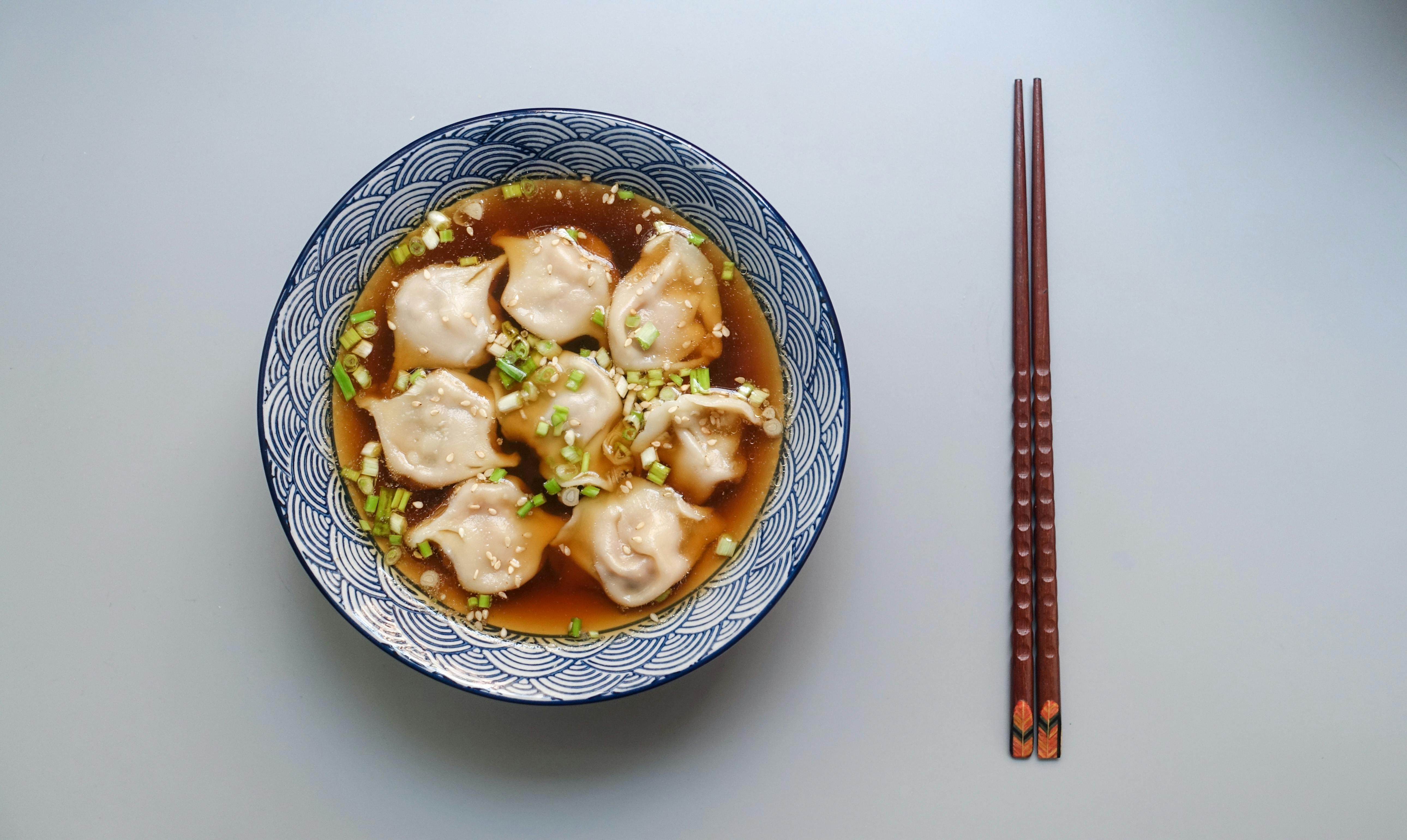 Un plato de cerámica con sopa de dumplings | Foto: Pexels