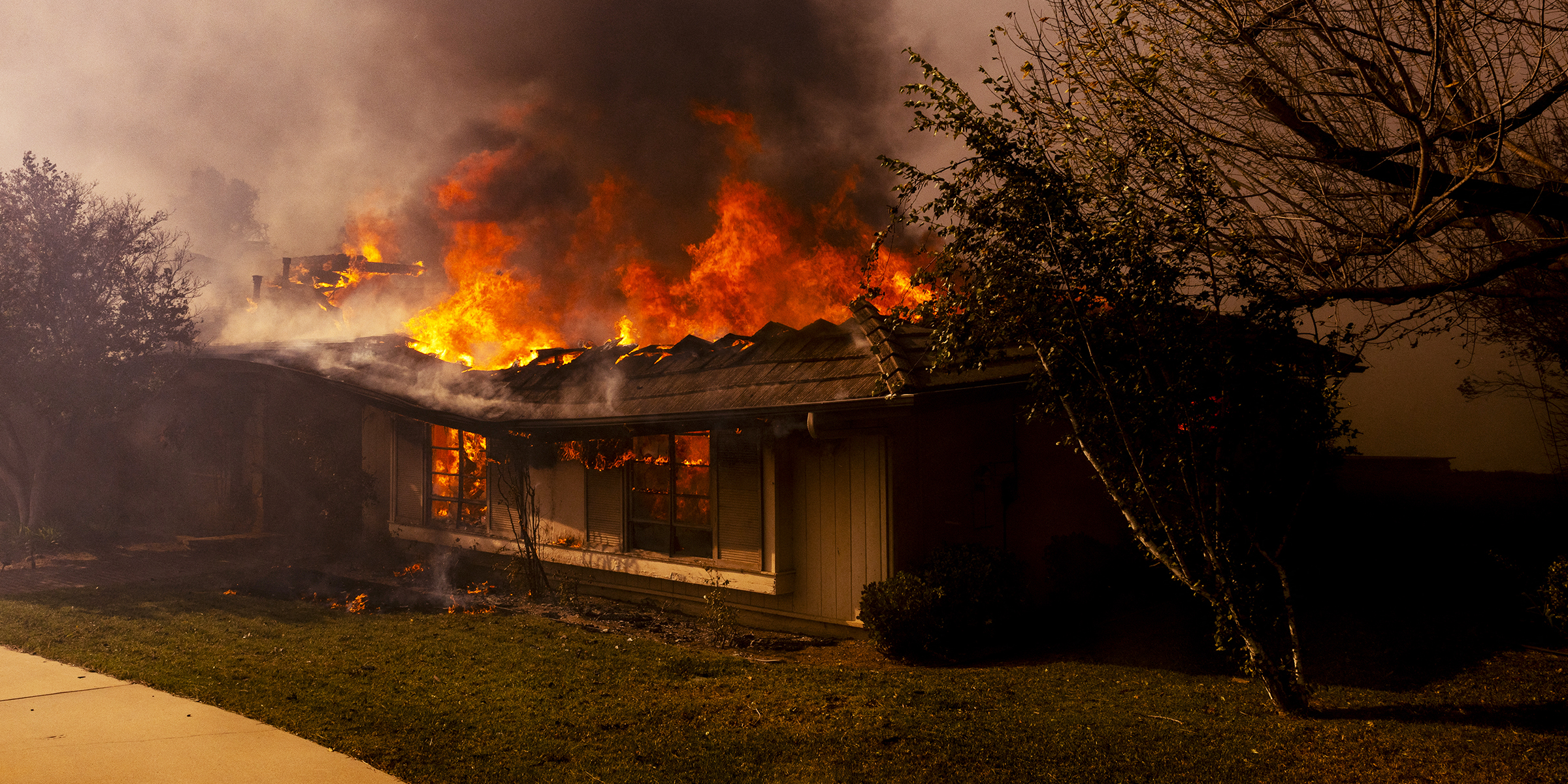 Las llamas envuelven una casa | Fuente: Getty Images