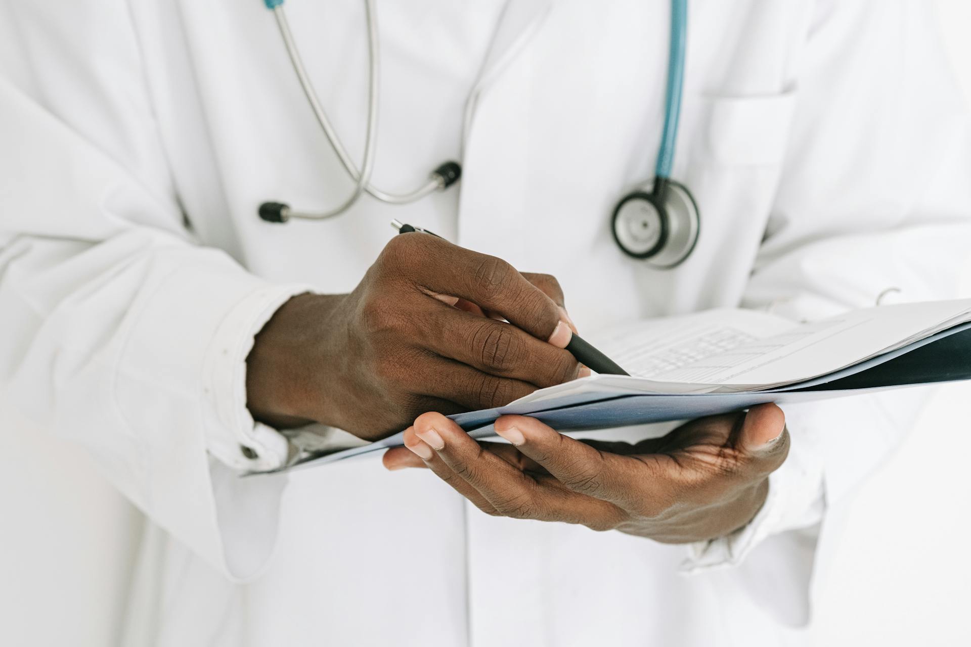 Un médico mirando un informe | Fuente: Pexels