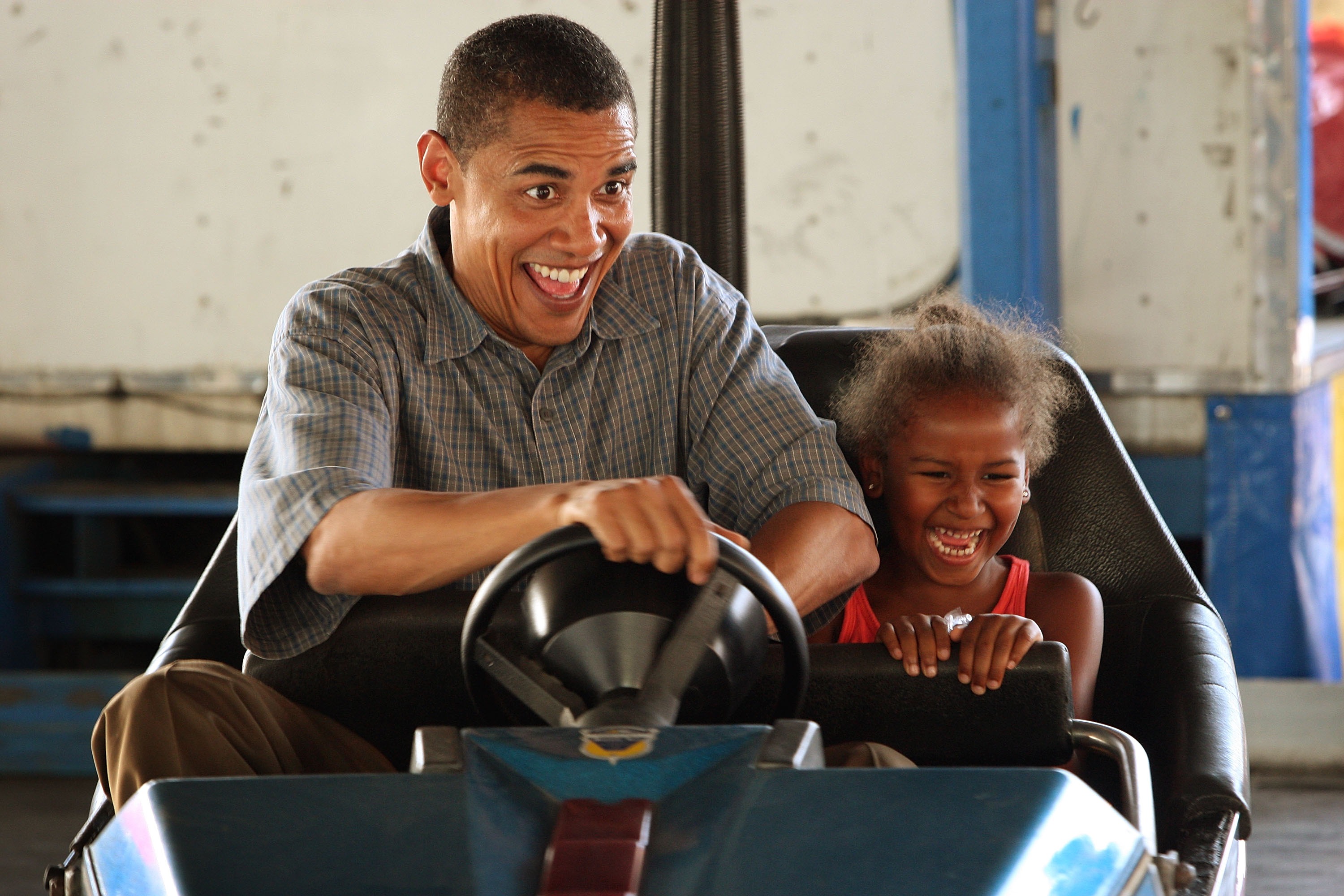 Sasha Obama en una feria con Barack Obama en Des Moines, Iowa, el 16 de agosto de 2007 | Fuente: Getty Images