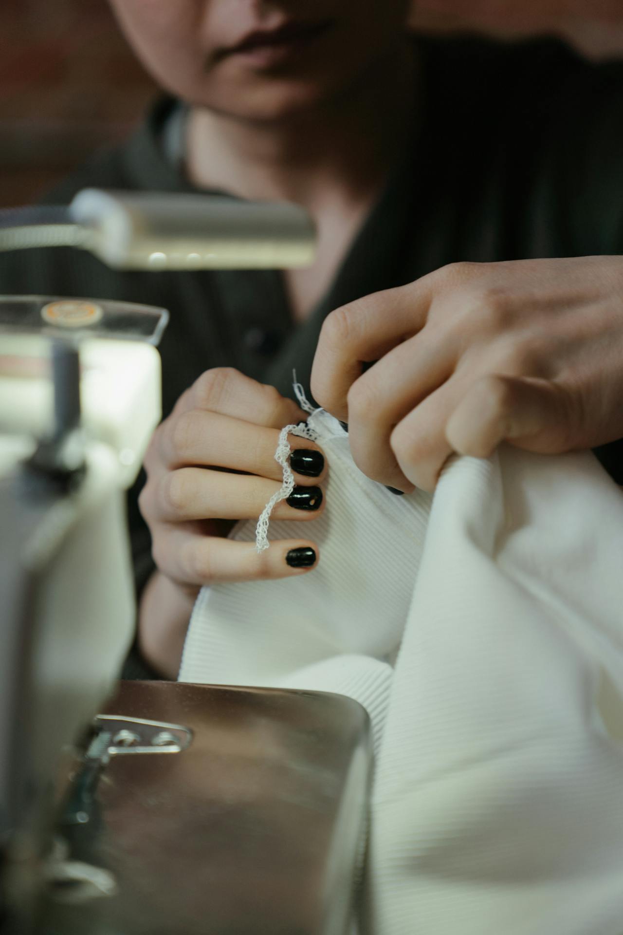 Una mujer cosiendo un vestido | Fuente: Pexels