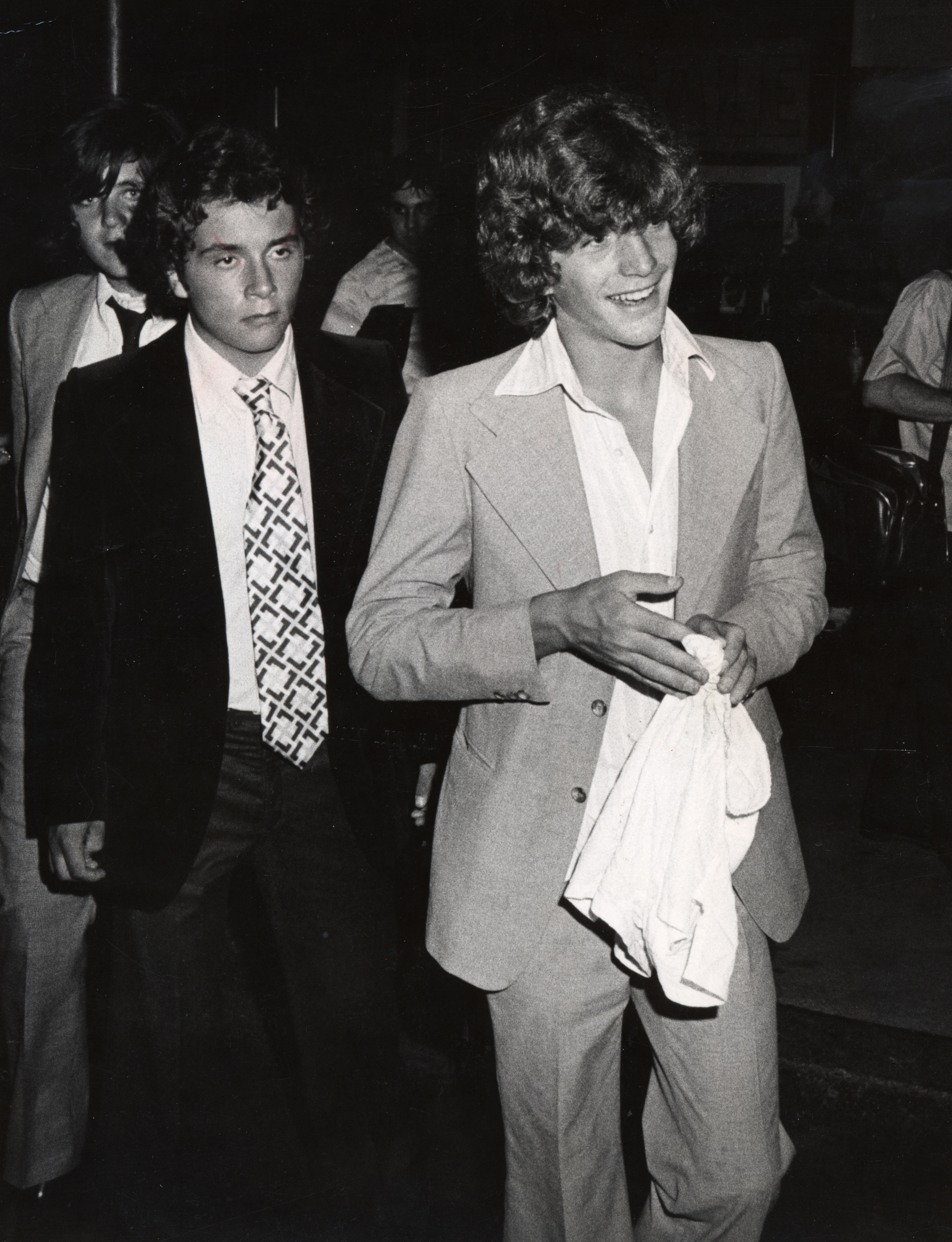 Anthony Radziwill y John F. Kennedy Jr. en el Rainbow Room de Nueva York el 27 de agosto de 1976. | Fuente: Getty Images