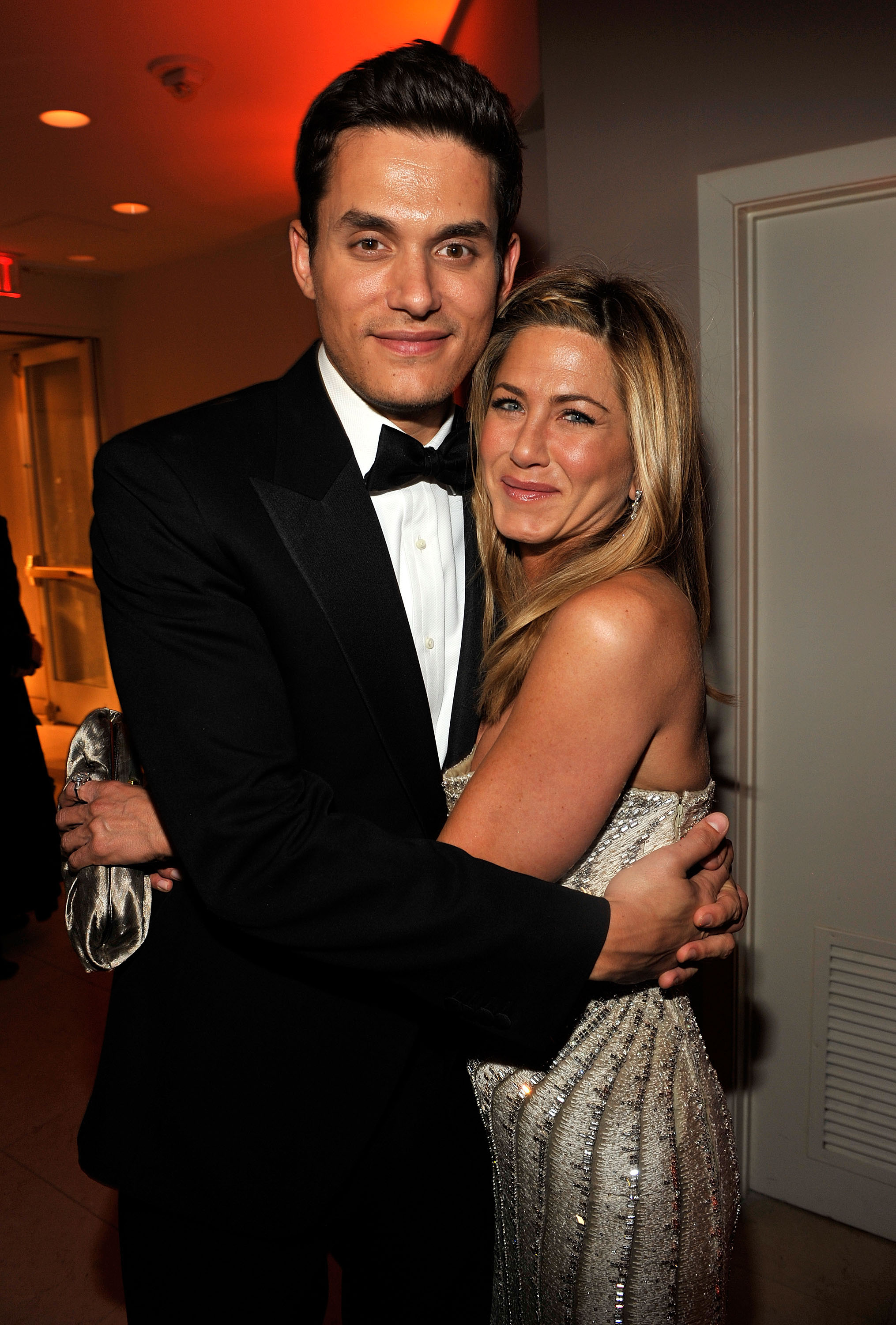 Esa misma noche, en la fiesta de los Oscar de Vanity Fair, Aniston fue fotografiada abrazada a Mayer. La pareja sonrió mientras posaban muy juntos en el interior.