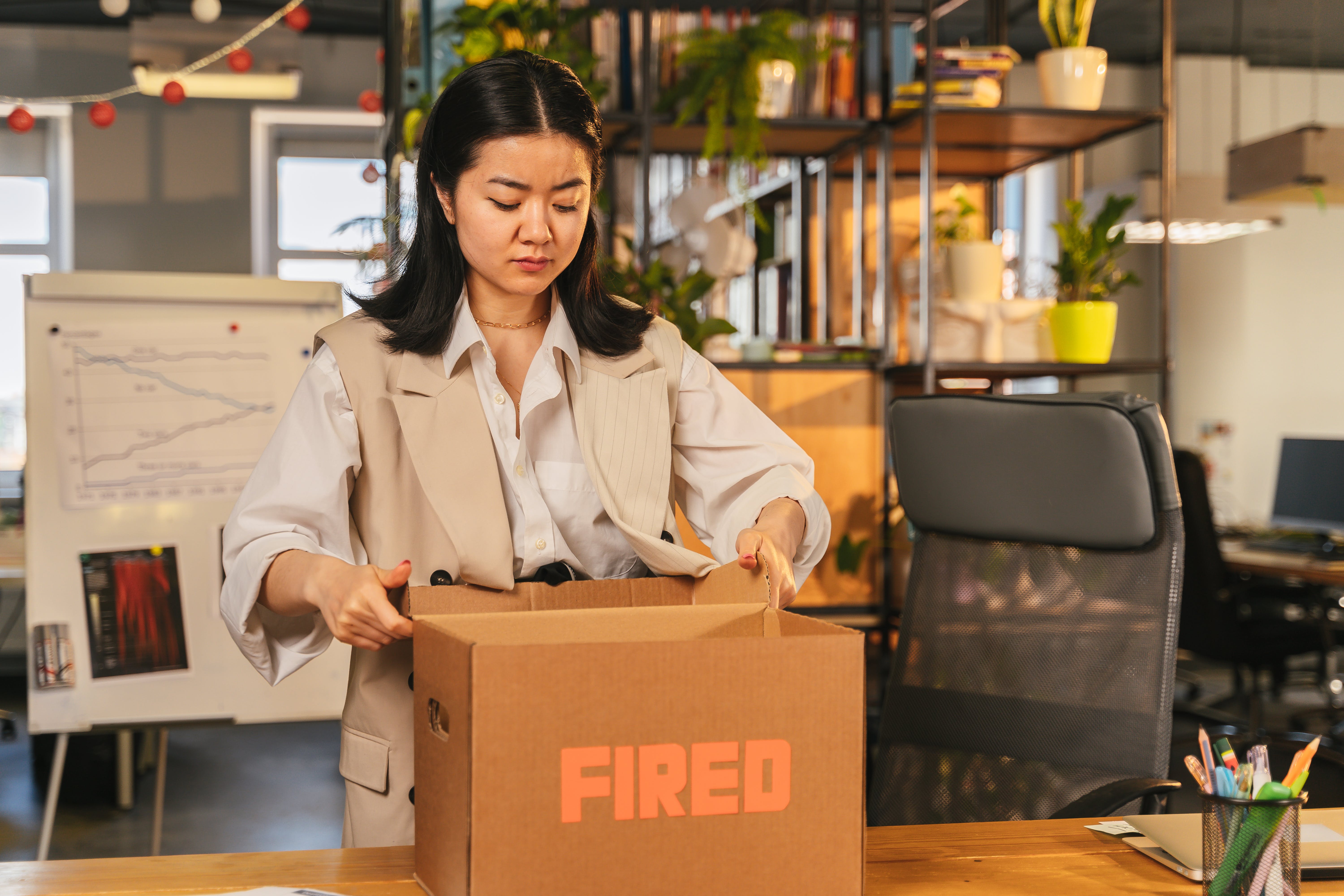 A woman carrying her stuff after being fired. | Source: Pexels