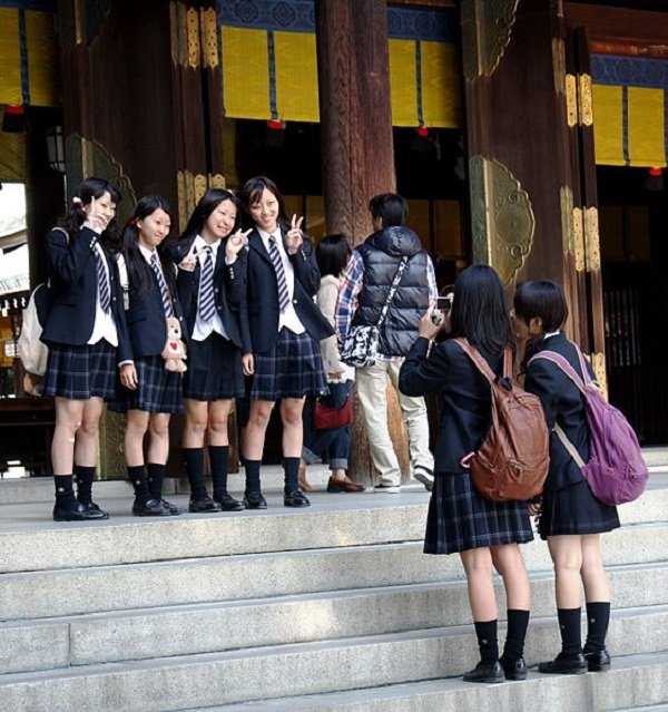 Chicas posan para una foto usando su uniforme de la escuela. | Foto: Wikimedia Commons