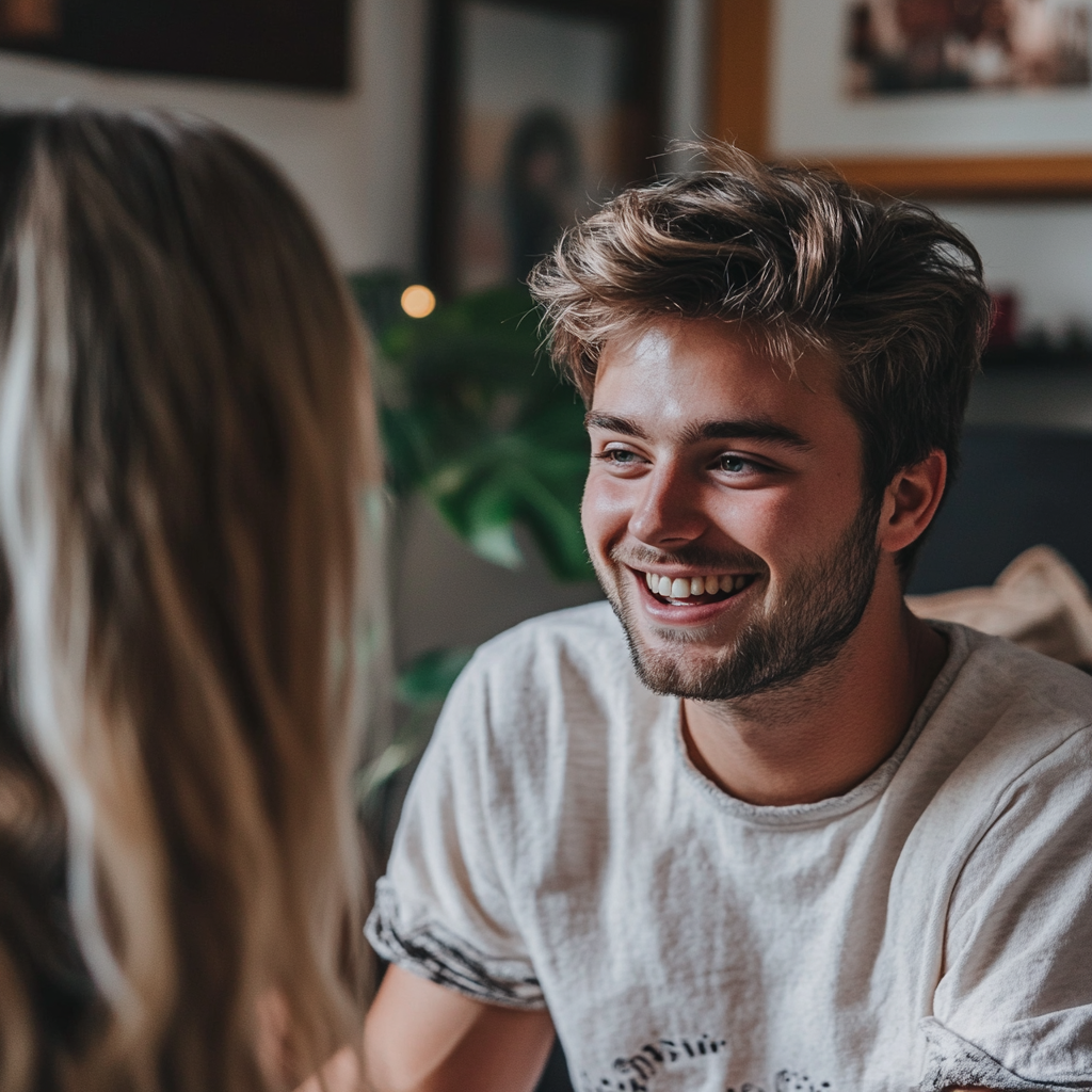 Un hombre riendo hablando con su esposa en el salón de su casa | Fuente: Midjourney