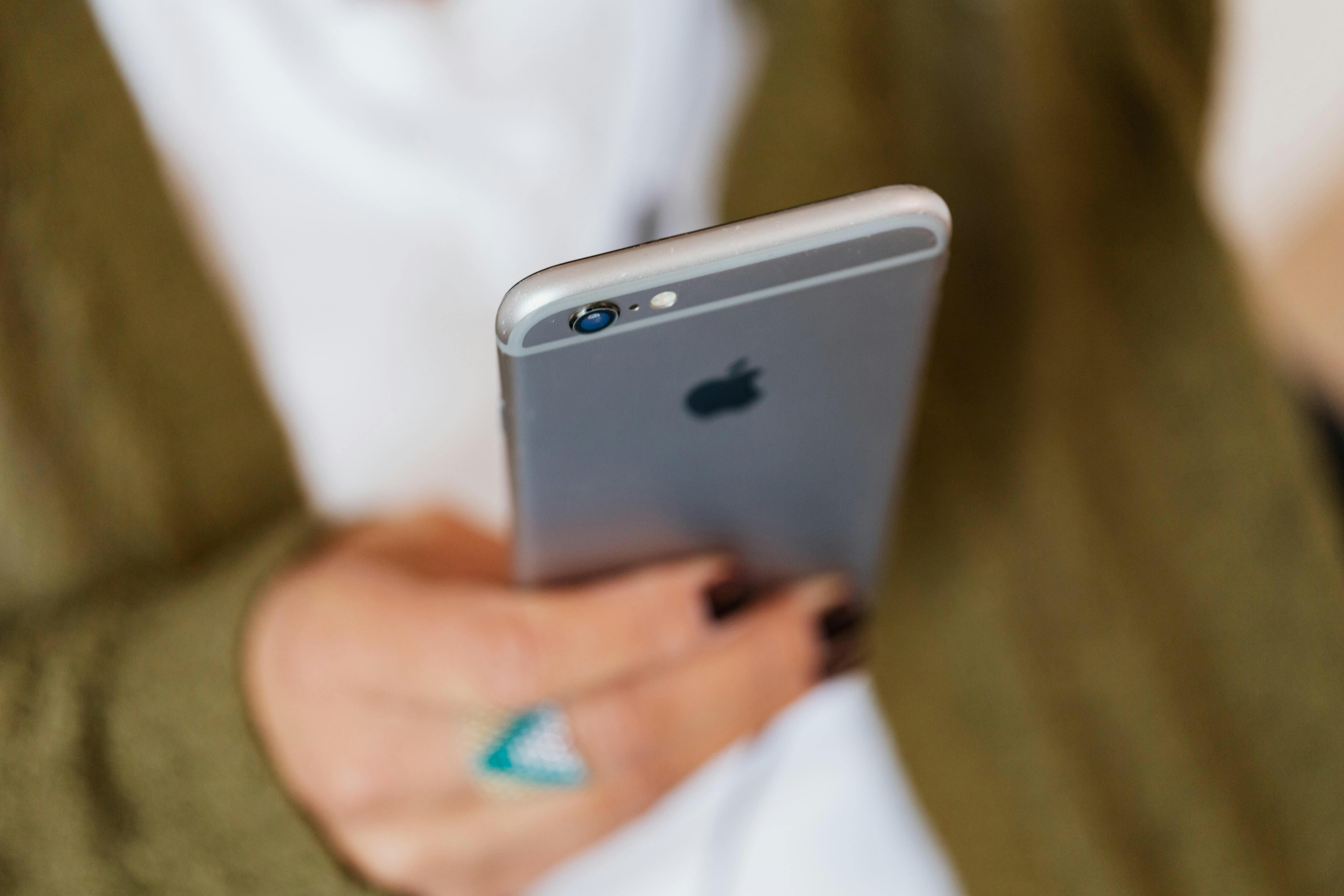 Persona sujetando un iphone | Fuente: Pexels