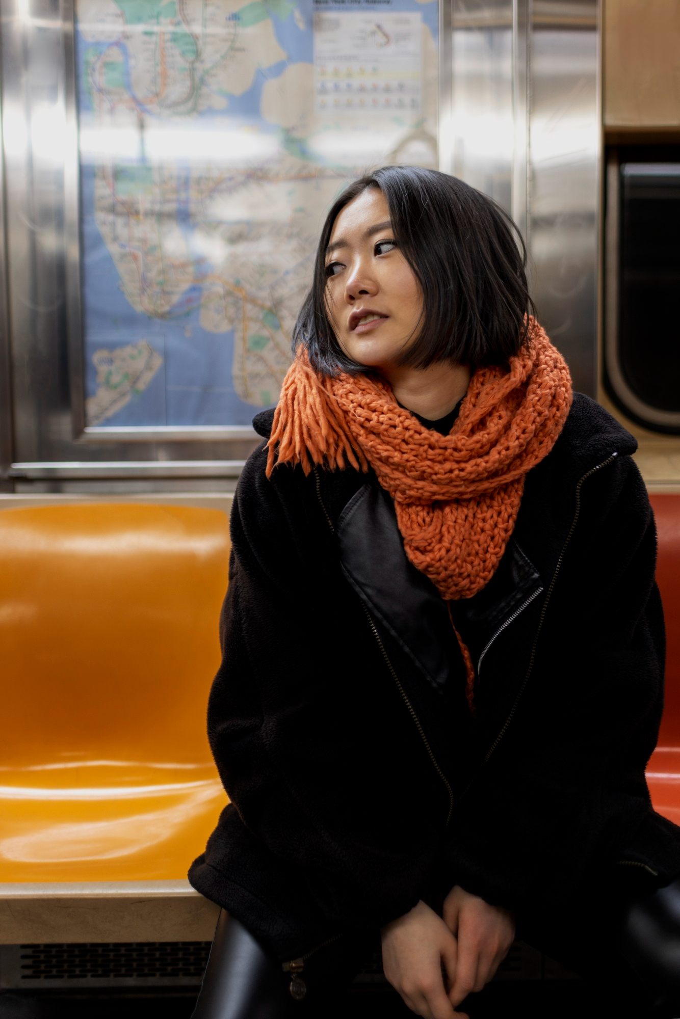 Una mujer avergonzada en el metro | Foto: Freepik