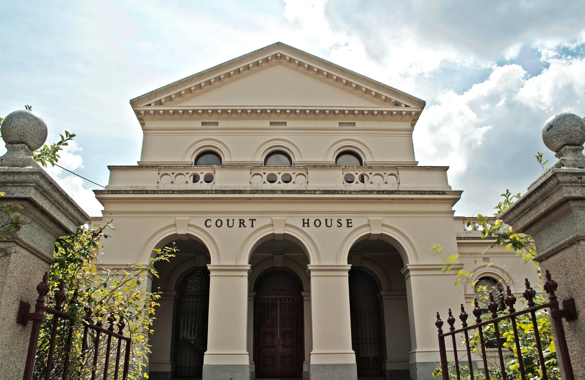 El exterior de un palacio de justicia | Fuente: Unsplash