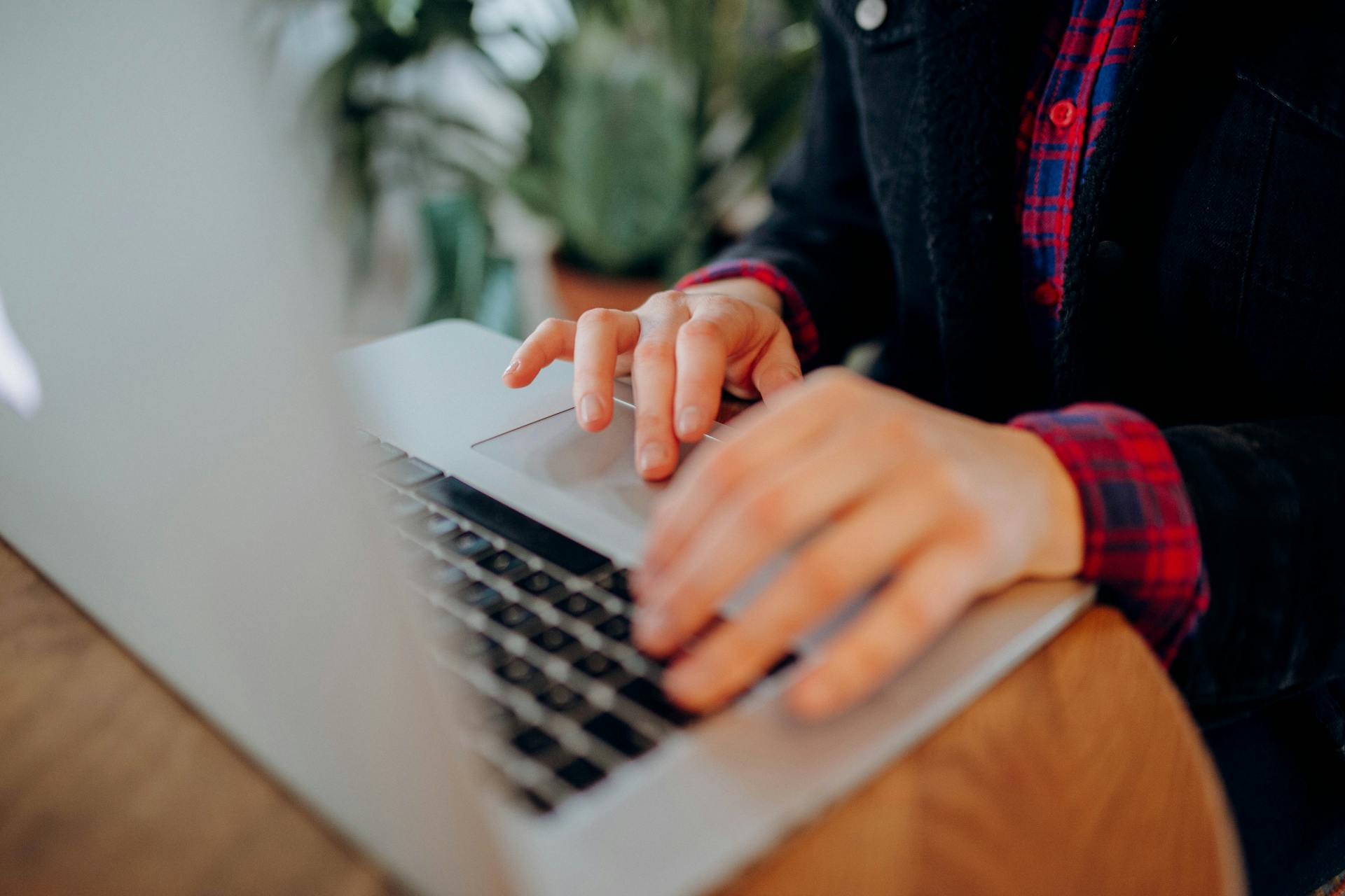 Una mujer usando su portátil | Fuente: Pexels