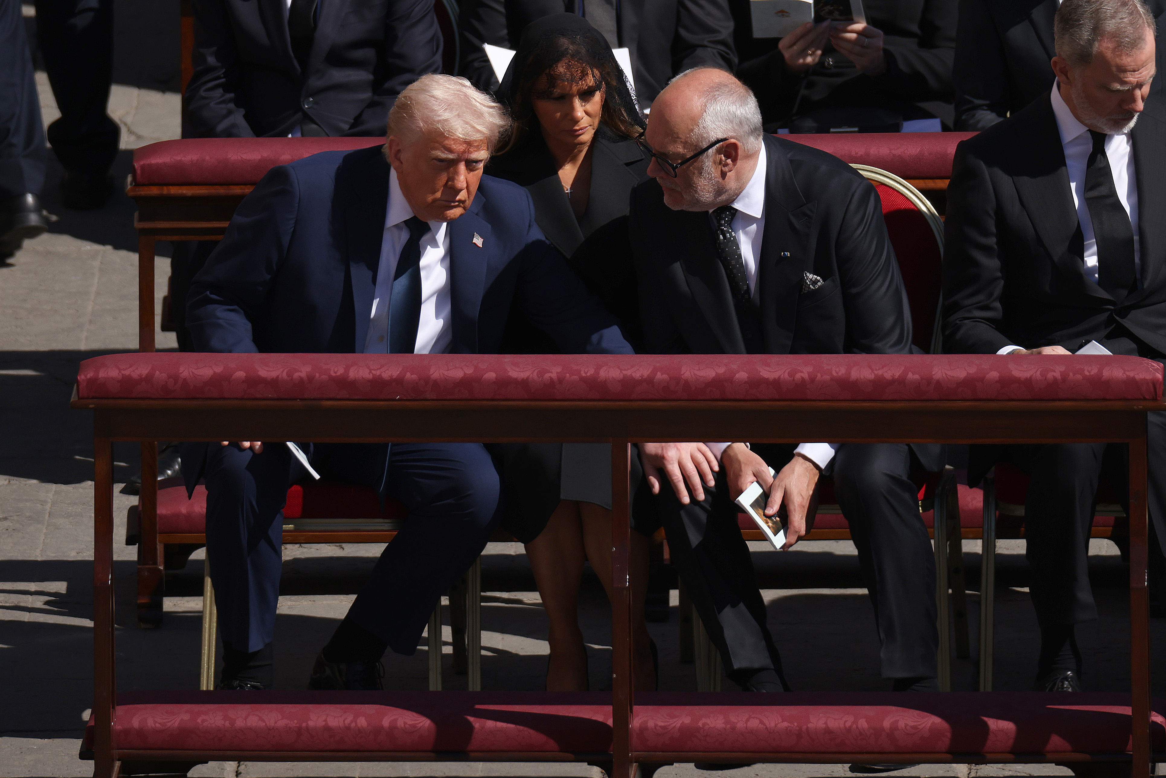 Donald Trump habla con el presidente estonio Alar Karis mientras Melania Trump observa. | Fuente: Getty Images