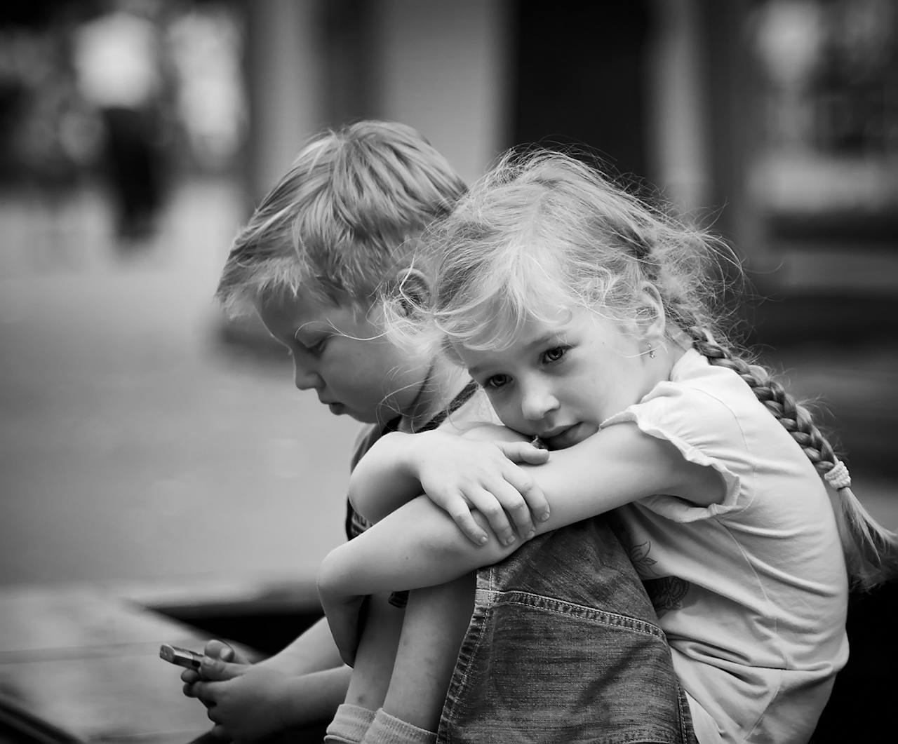 Un niño y una niña tristes | Fuente: Pexels