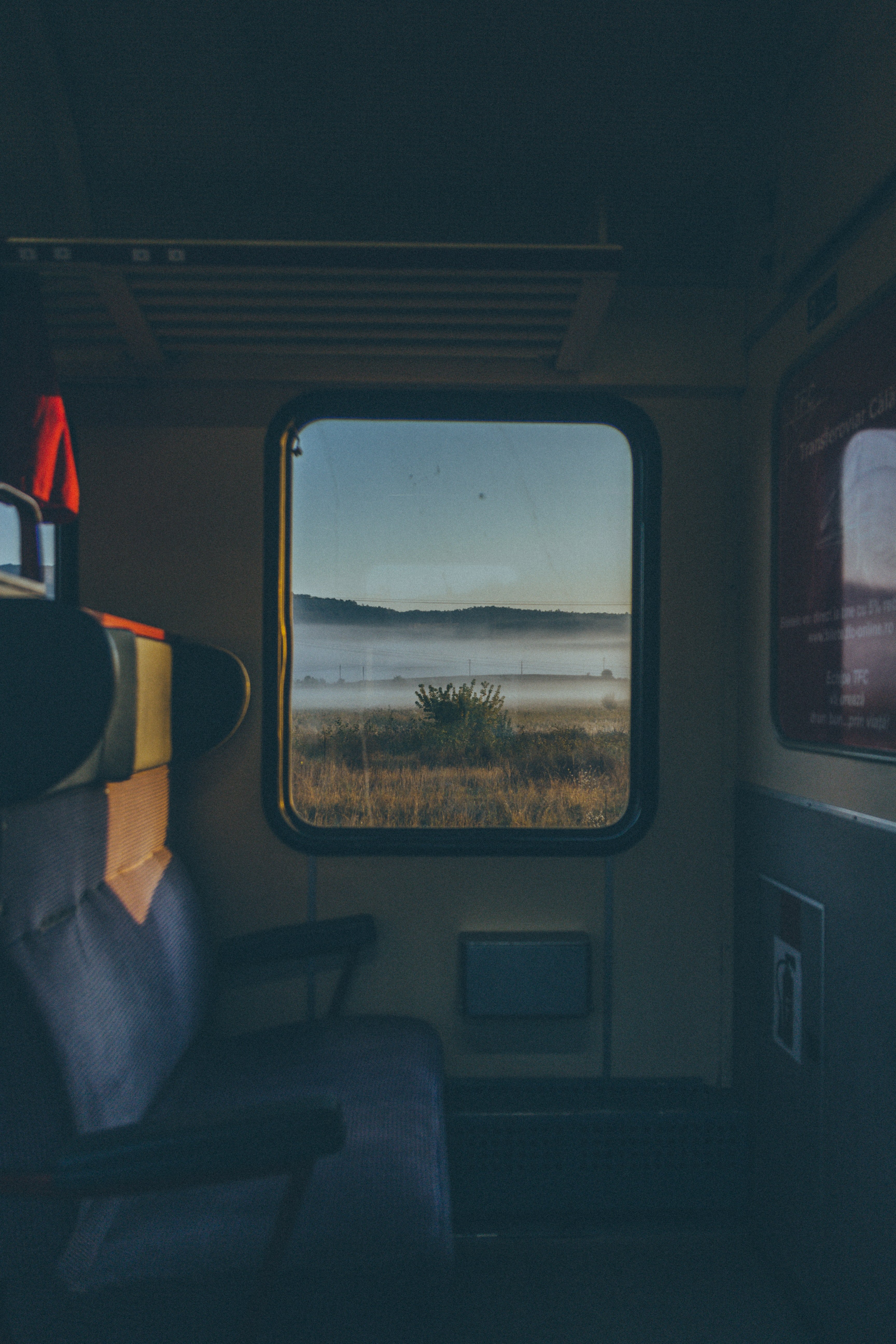 Vista desde adentro de un vagón de trenes. | Foto: Pexels