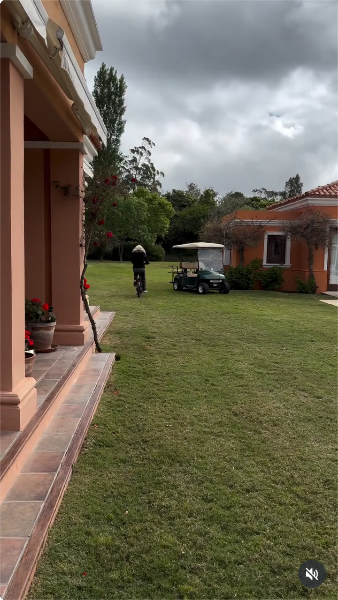 Susana Giménez durante un paseo en bicicleta en el jardín de su mansión junto a sus perritos | Fuente: Instagram/gimenezsuok