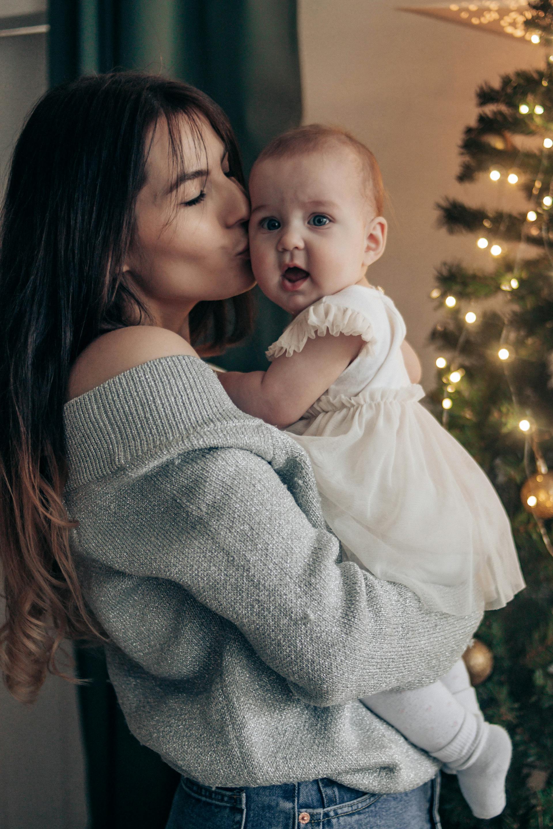 Una madre besando a su hija pequeña | Fuente: Pexels