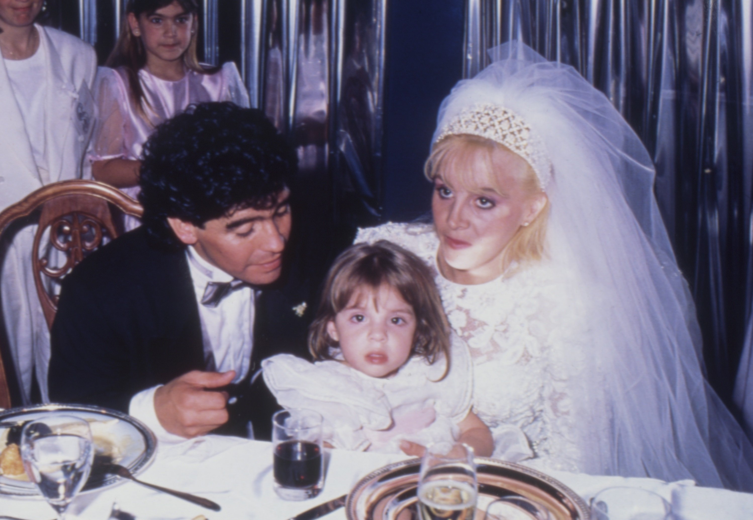 Diego Maradona, Claudia Villafañe y su hija Dalma, durante su boda en el Estadio Luna Park, el 7 de noviembre de 1989 en Buenos Aires, Argentina. | Foto: Getty Images