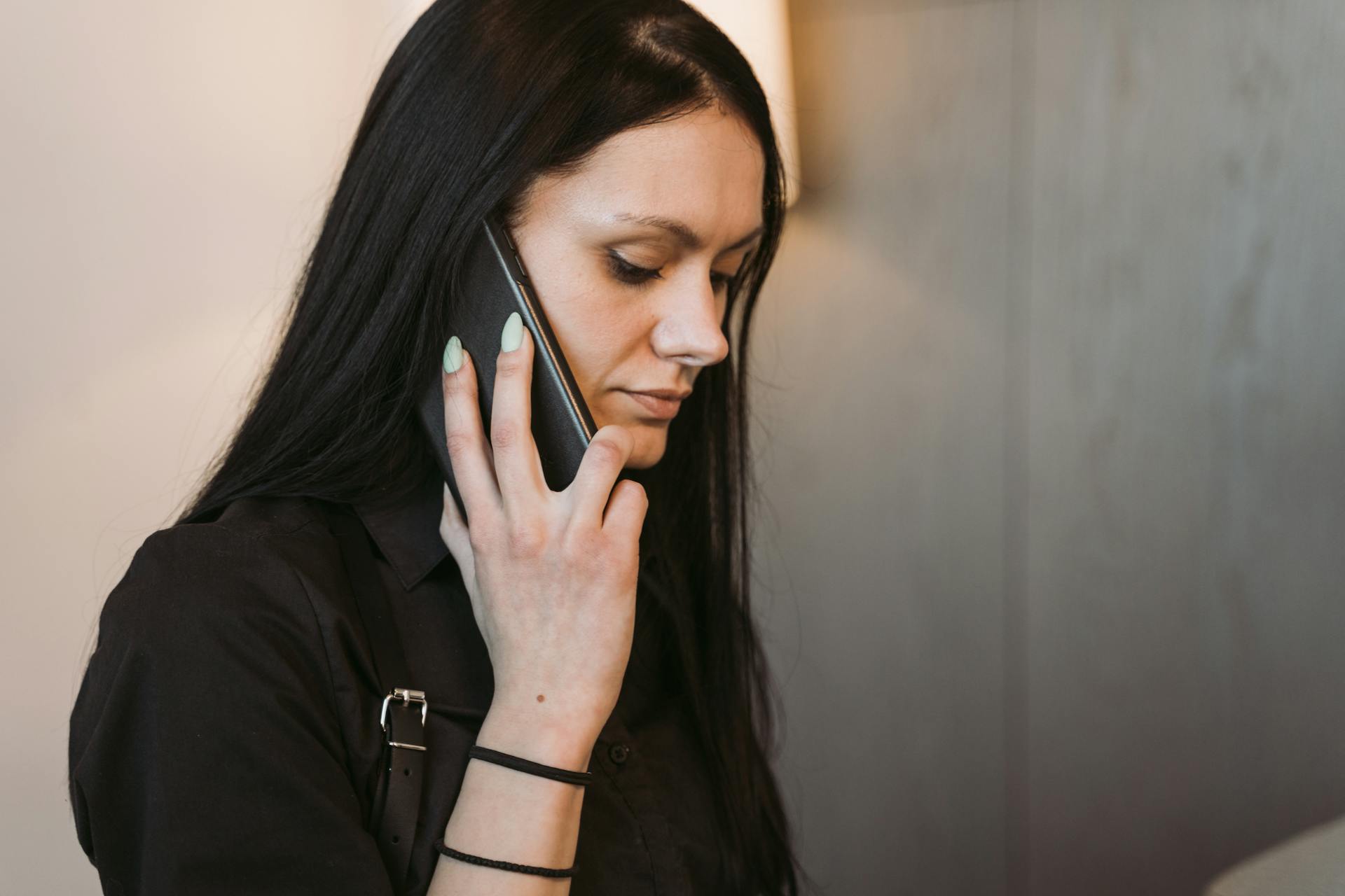 Una mujer hablando por teléfono | Fuente: Pexels