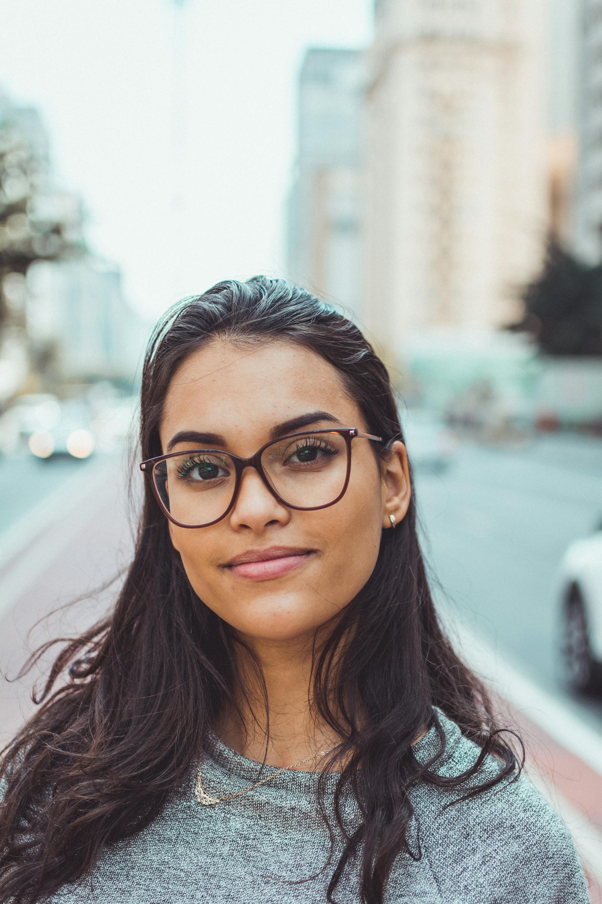 Una mujer con forma de cara ovalada | Fuente: Pexels