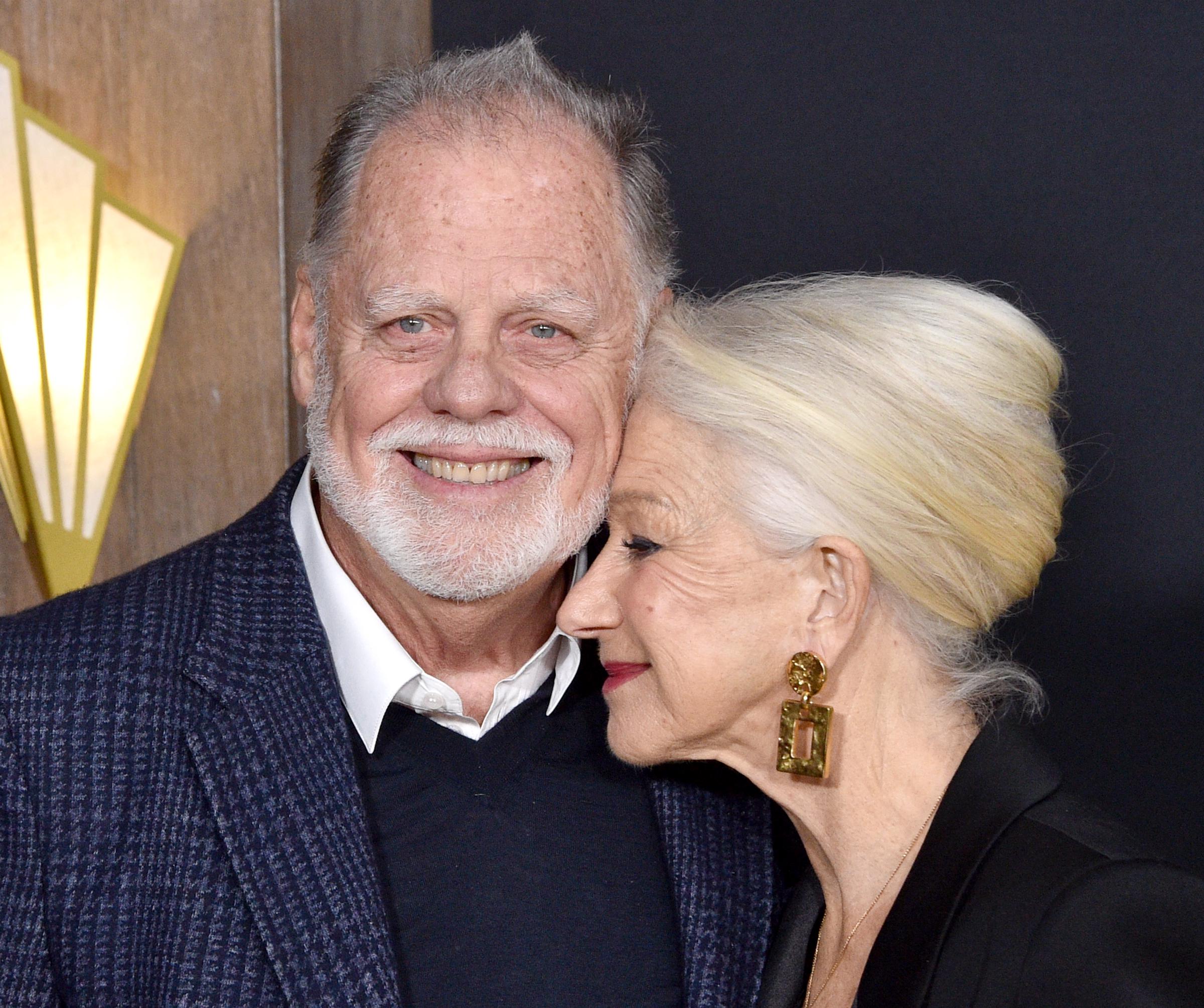 Taylor Hackford y Helen Mirren asisten al estreno de "1923" de Paramount+ en Los Ángeles, California, el 2 de diciembre de 2022 | Fuente: Getty Images