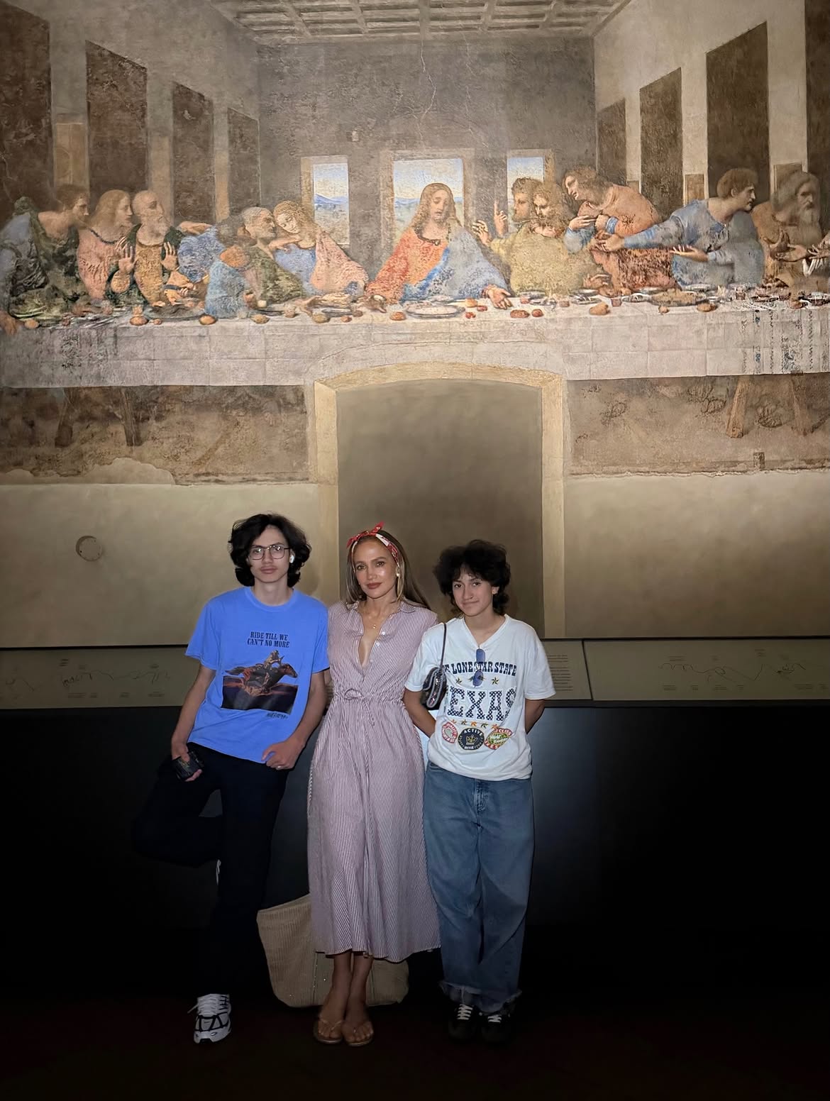 Jennifer Lopez junto a sus hijos, Max y Emme, quien se hace llamar Oskar, durante su viaje por Italia | Fuente: Instagram/jlo