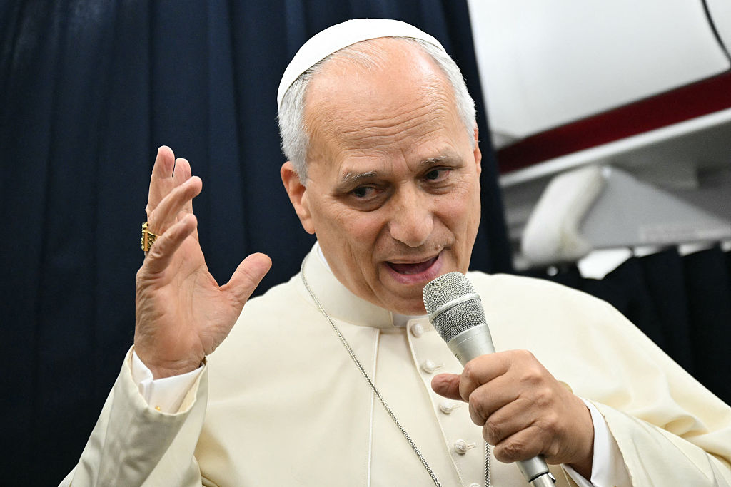 El papa León XIV ofrece una rueda de prensa a los periodistas acreditados en el vuelo de regreso desde Francia, el 28 de septiembre de 2026. | Fuente: Getty Images