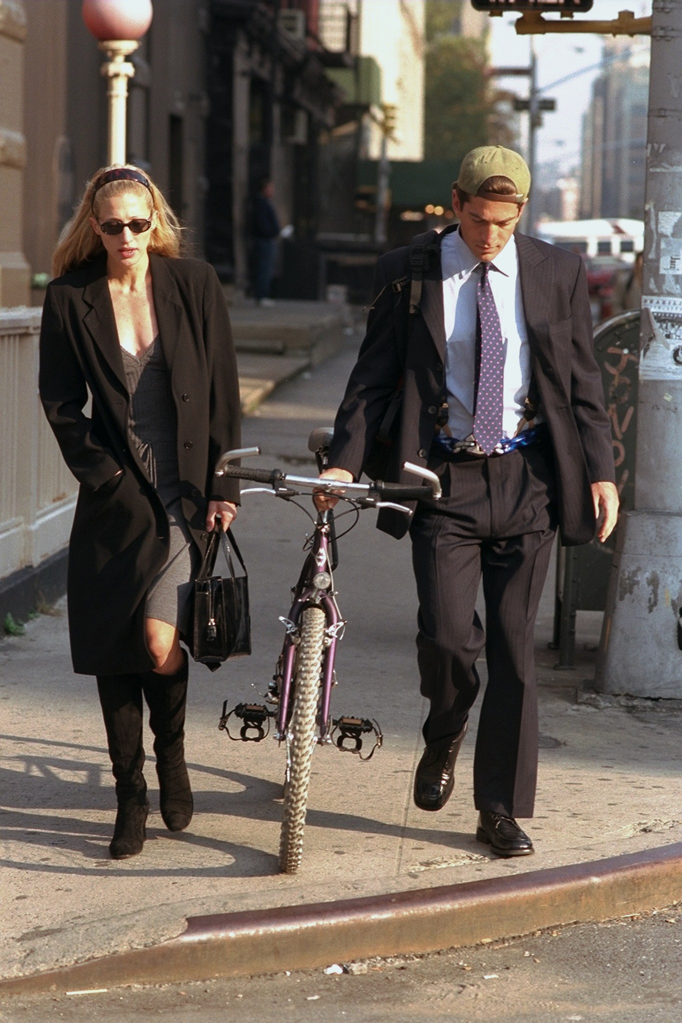 Carolyn Bessette y John F. Kennedy Jr. vistos en un paseo en 1996. | Fuente: Getty Images