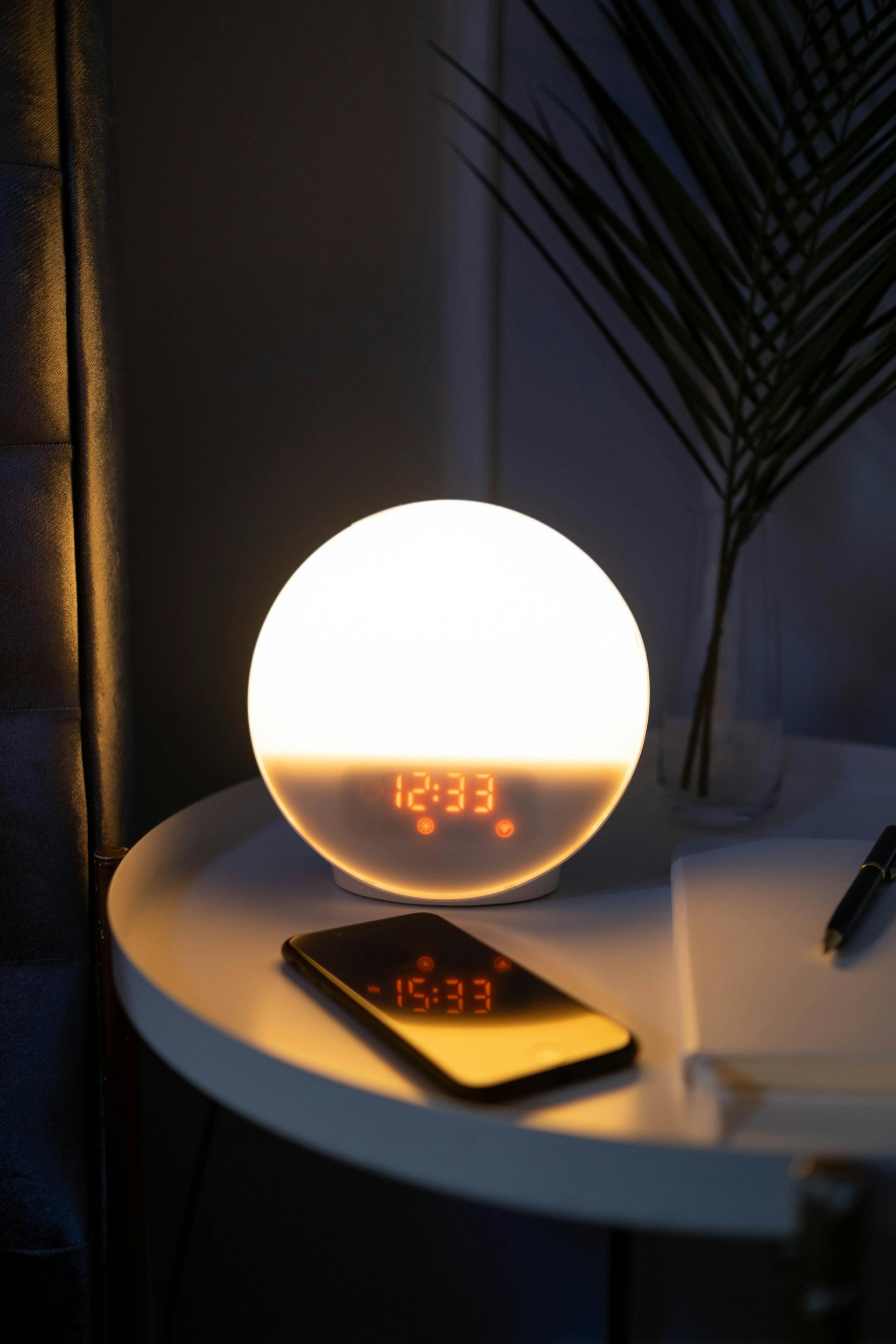Un teléfono en una mesilla de noche | Fuente: Pexels