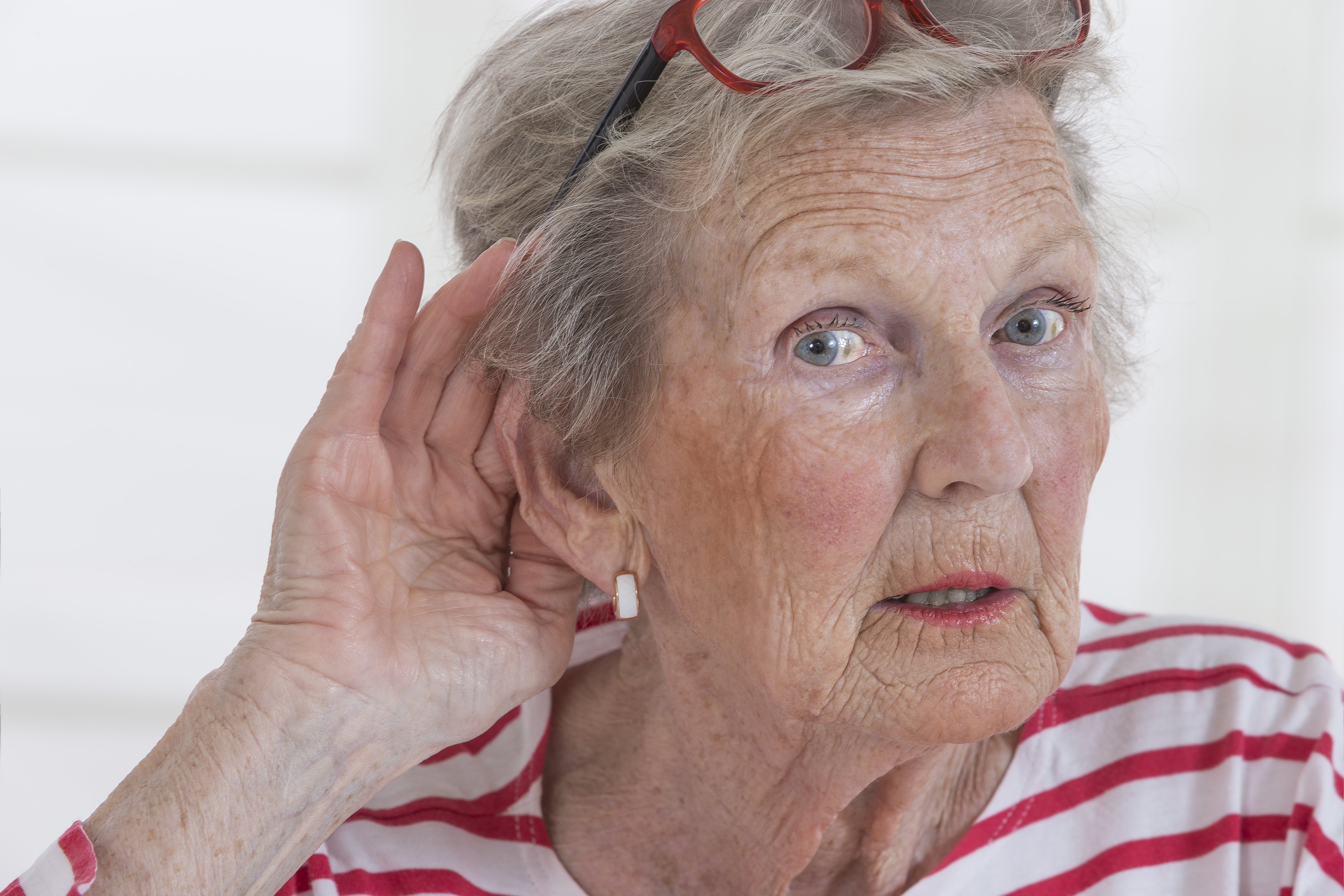 Mujer con problemas de audición. | Foto: Shutterstock