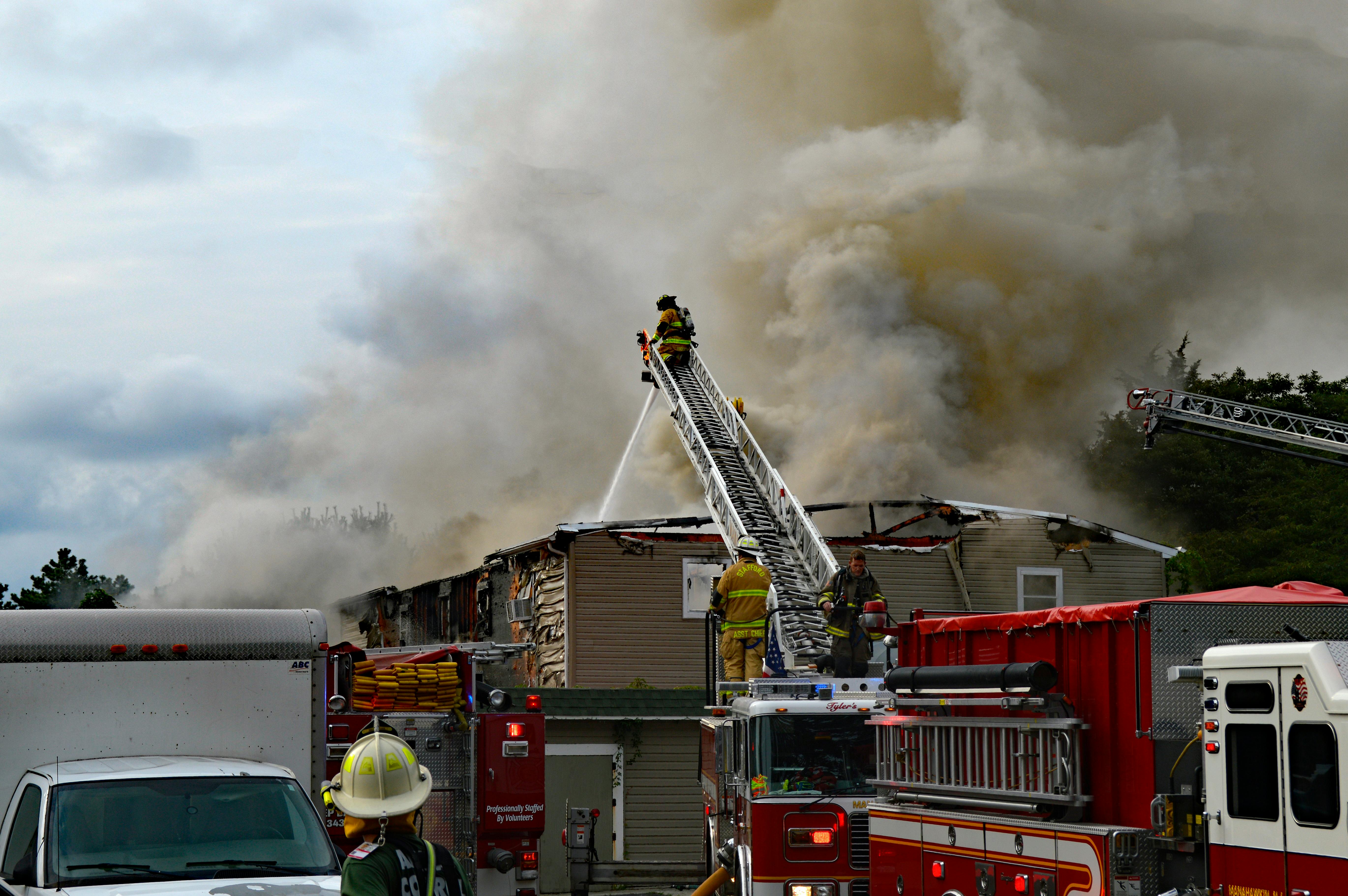 Bomberos extinguen un incendio | Fuente: Pexels