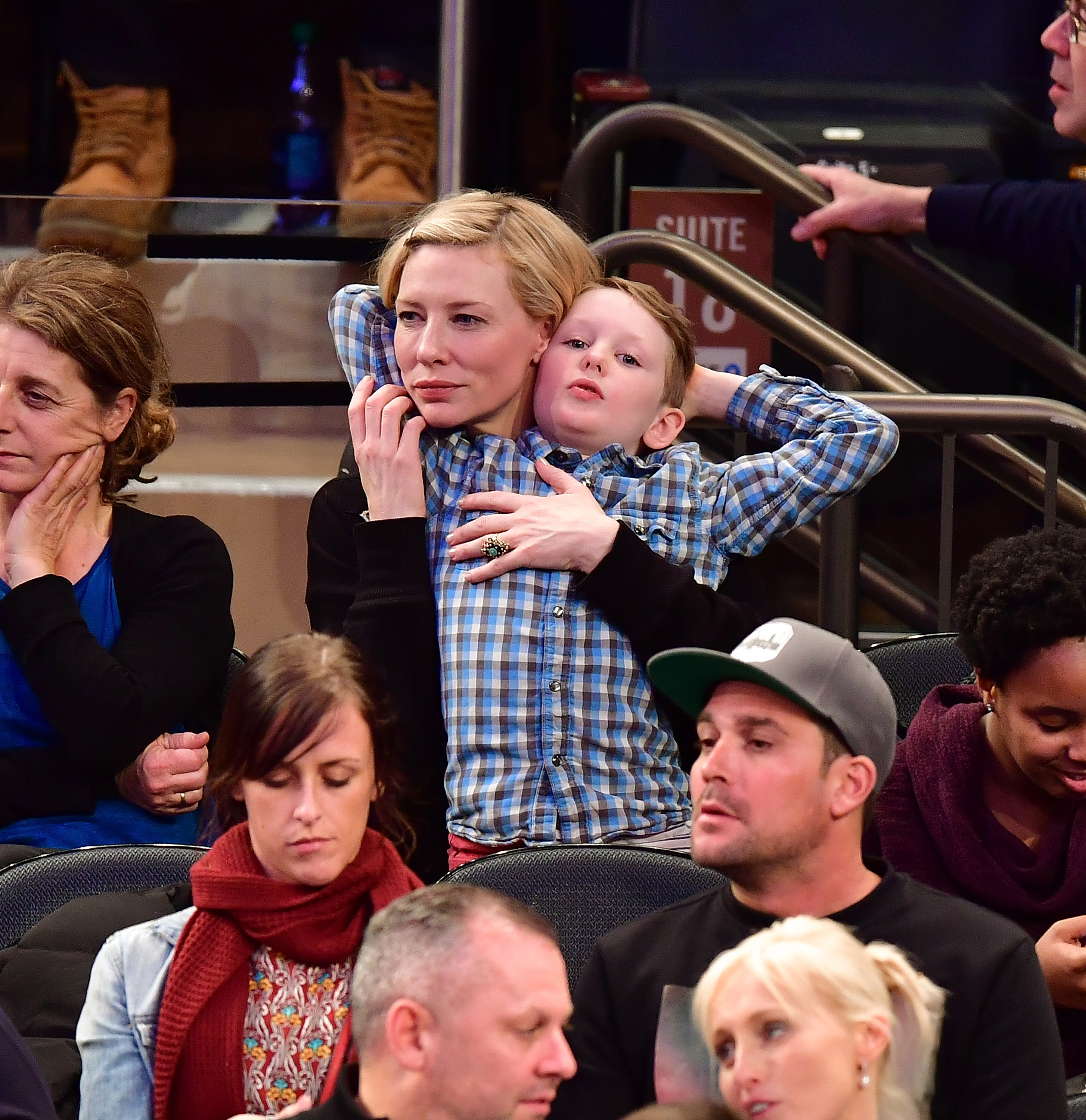 Cate Blanchett e Ignatius Upton en un partido de baloncesto, el 2 de enero de 2017, en Nueva York. | Foto: Getty Images