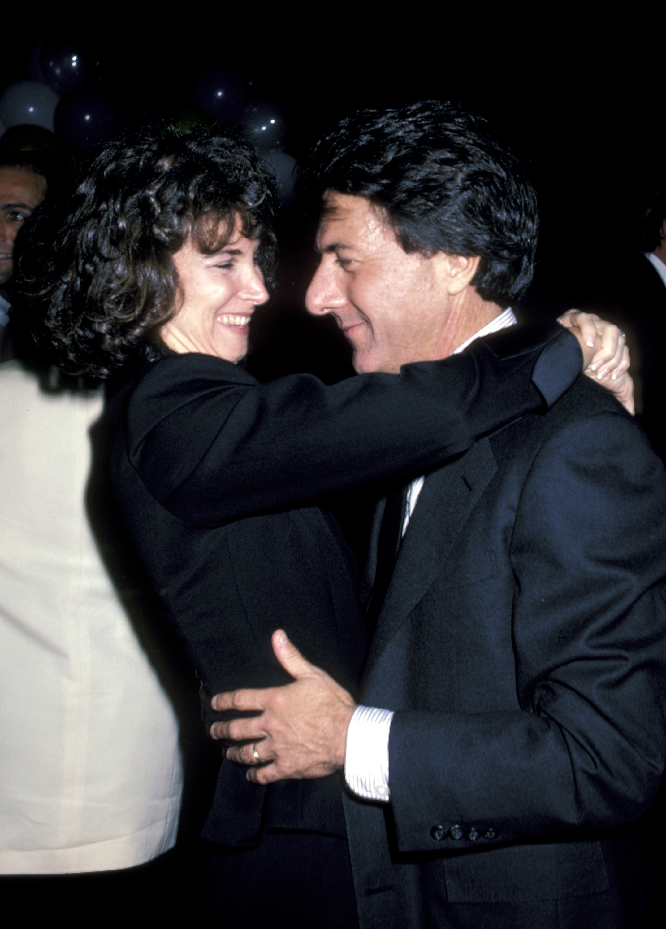 La mujer y el actor durante la Smile Party en Nueva York el 24 de noviembre de 1986. | Foto: Getty Images