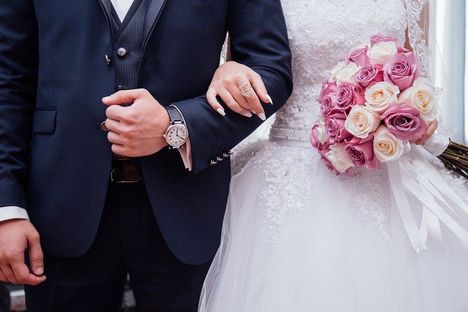 Novios en boda  / Imagen tomada de: Pixabay