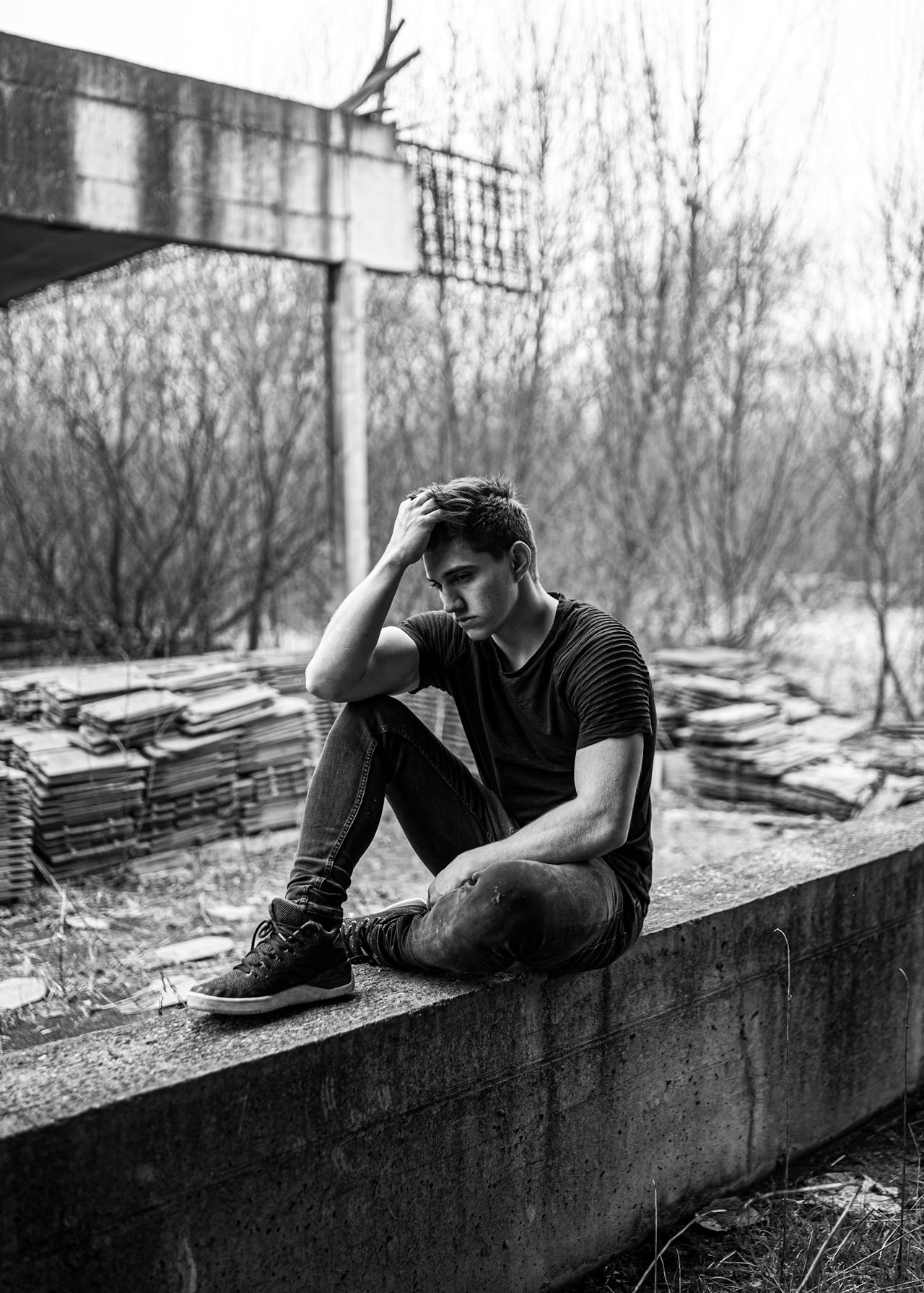 Toma en escala de grises de un joven triste | Fuente: Pexels
