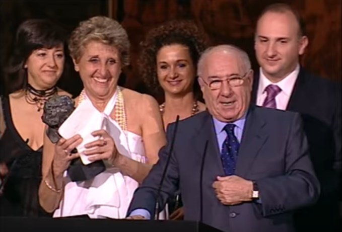 Alfredo Landa recibe el premio Goya de Honor 2008 junto a su esposa Maite Imaz Aramendi y sus hijos. | Foto: YouTube/Premios Goya