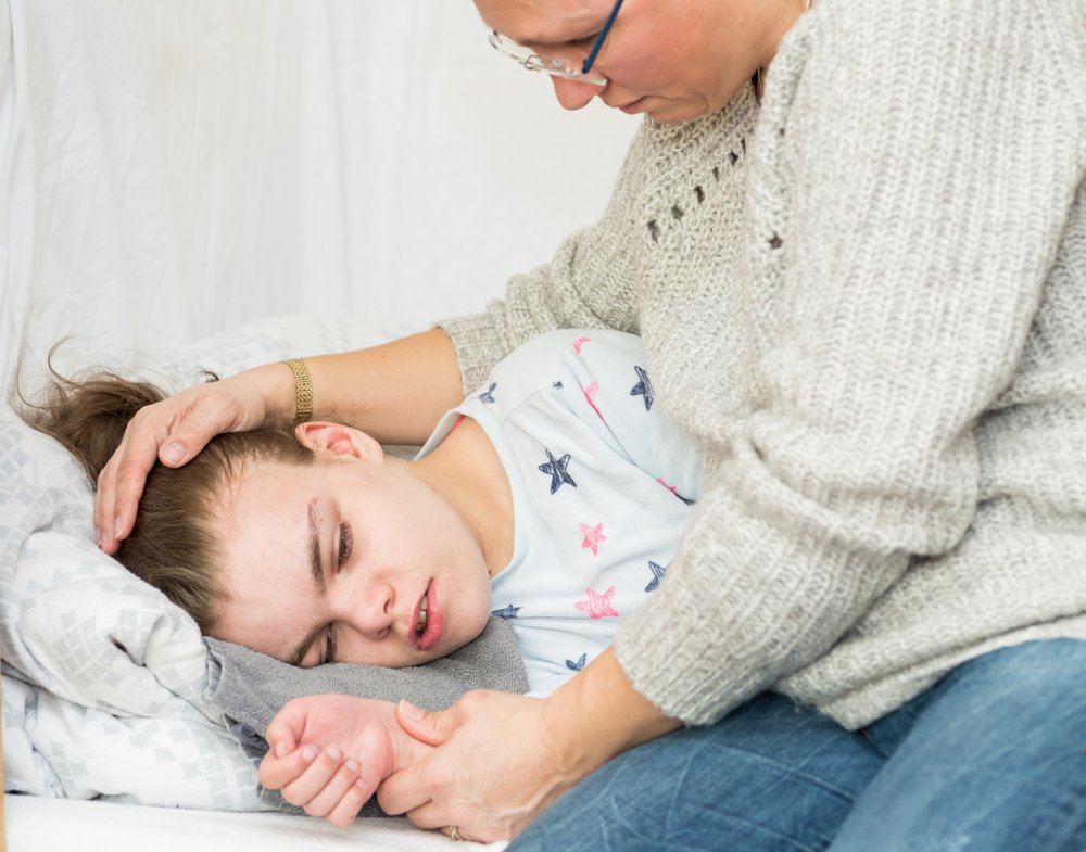 Una niña con epilepsia durante una convulsión. Fuente: Shutterstock