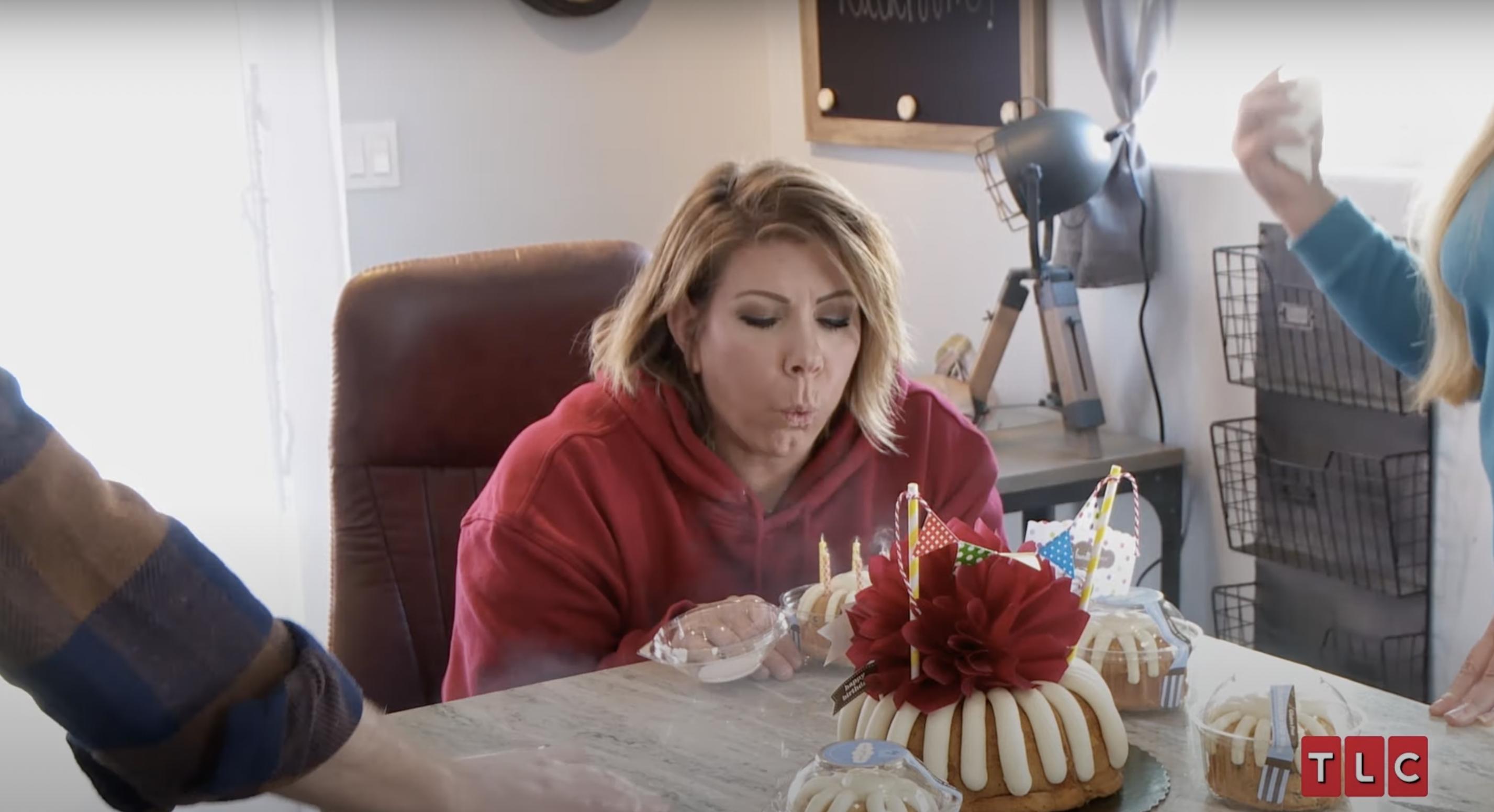 Meri Brown soplando las velas de un pastel durante un episodio de "Sister Wives" | Fuente: YouTube/TLC