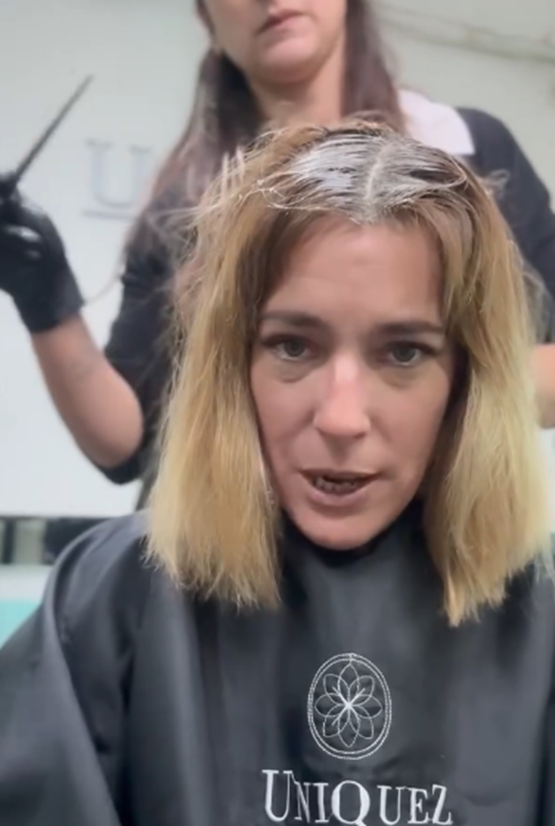 Daniela Viaggiamari, conocida como Dani "La Chepi", sometiéndose a un cambio de look en su cabello | Fuente: Instagram/danilachepi