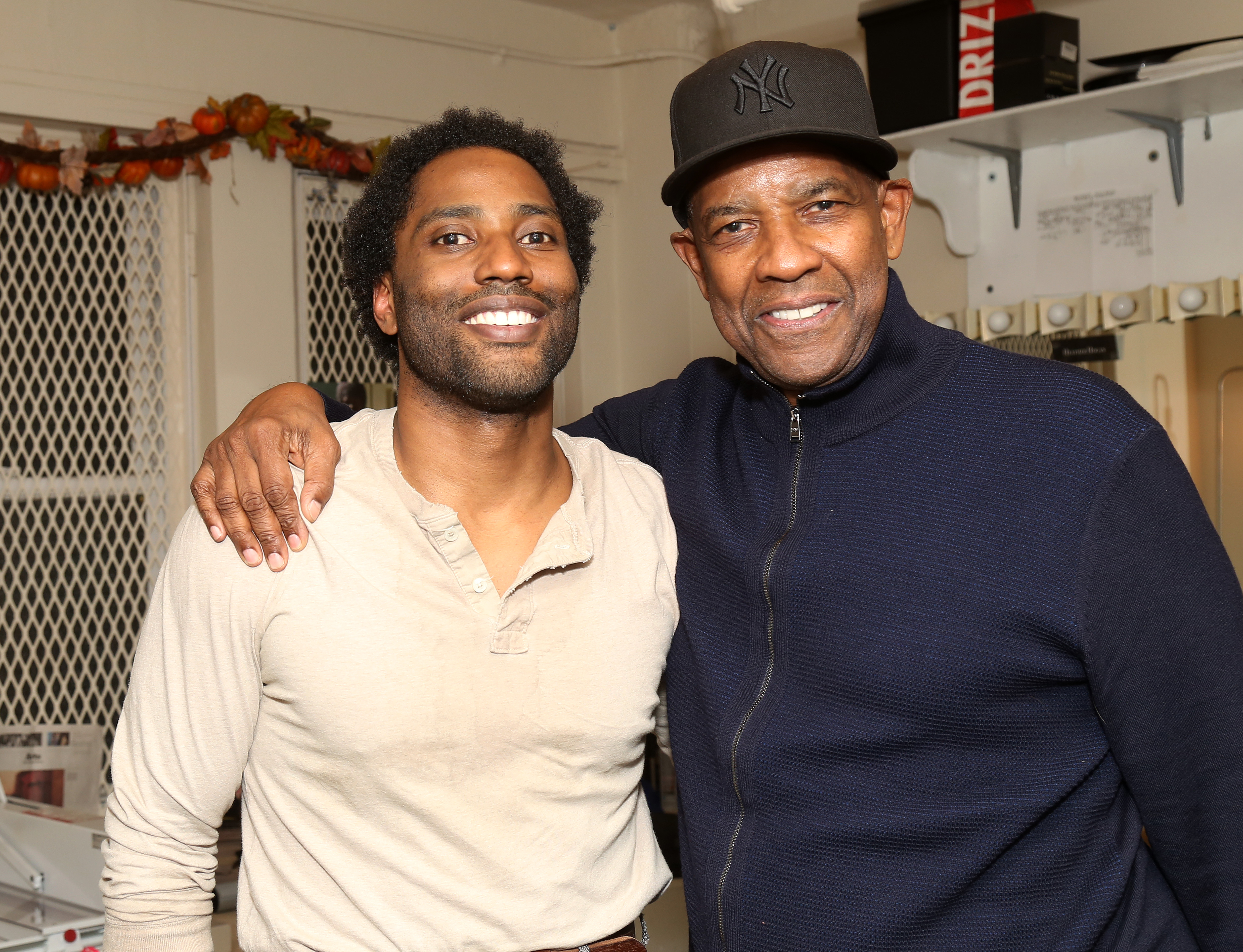 John David y Denzel Washington posan entre bastidores en la obra "The Piano Lesson" en Broadway el 18 de noviembre de 2022, en Nueva York. | Fuente: Getty Images