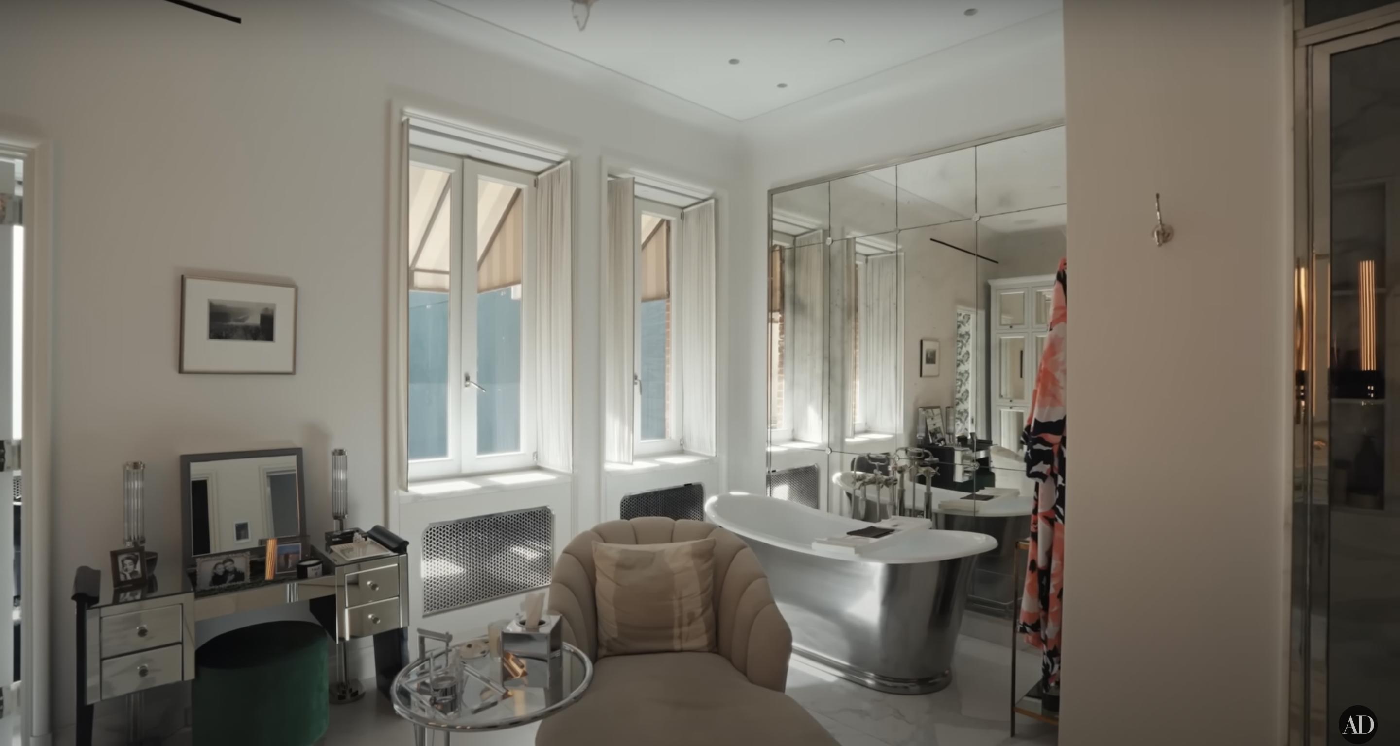 El cuarto de baño de Kelly Ripa y Mark Consuelos en su casa de Nueva York, fechado el 10 de diciembre de 2024 | Fuente: YouTube/@Archdigest