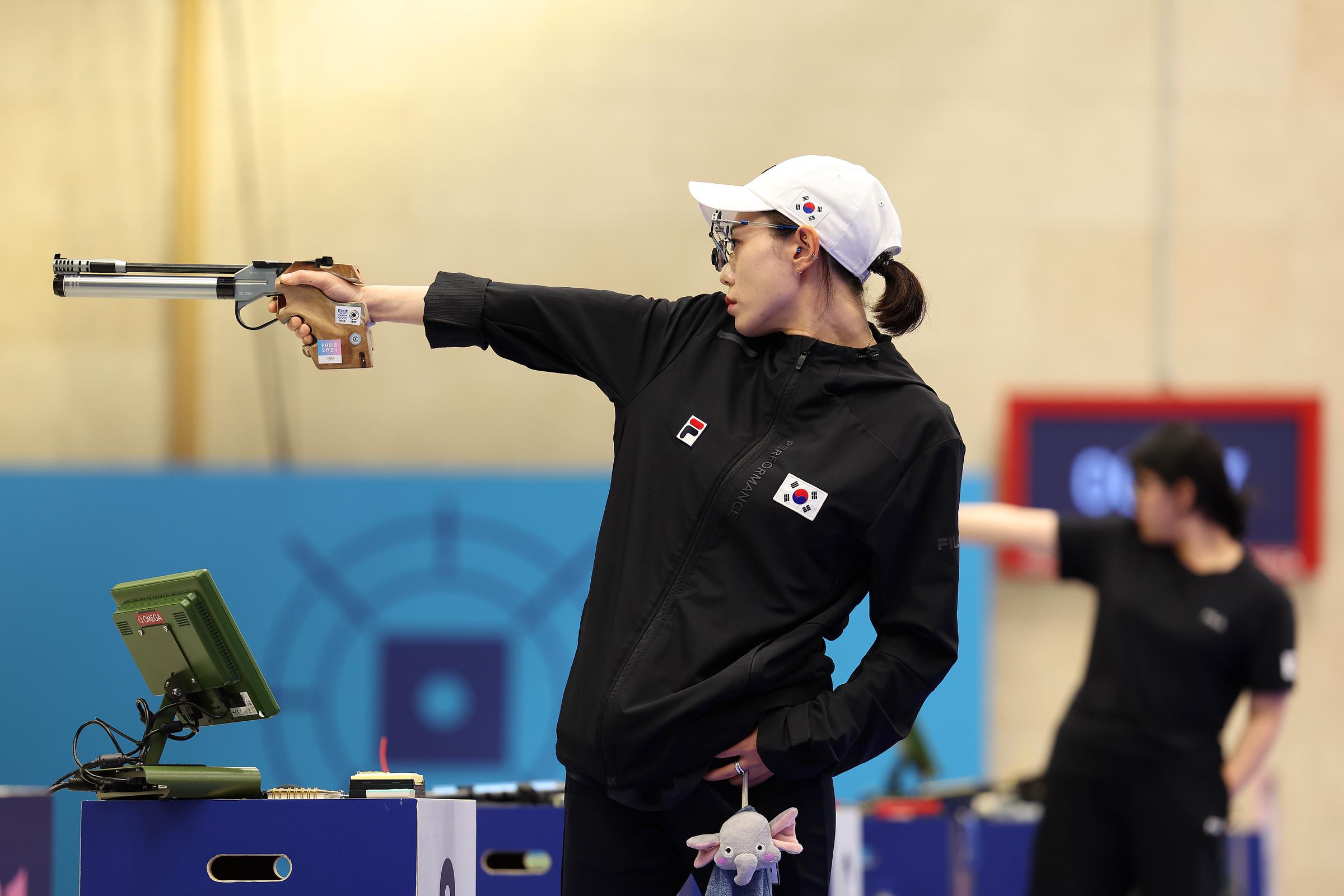 Kim Yeji dispara durante la final femenina de pistola de aire a 10 metros en los Juegos Olímpicos de París el 28 de julio de 2024, en Chateauroux, Francia | Fuente: Getty Images