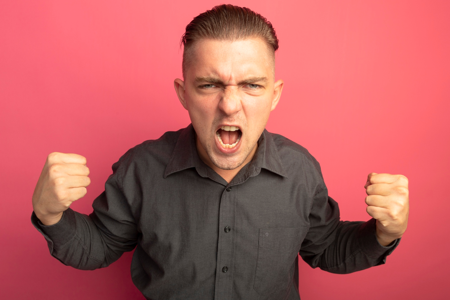Un hombre frustrado gritando a alguien | Fuente: Freepik